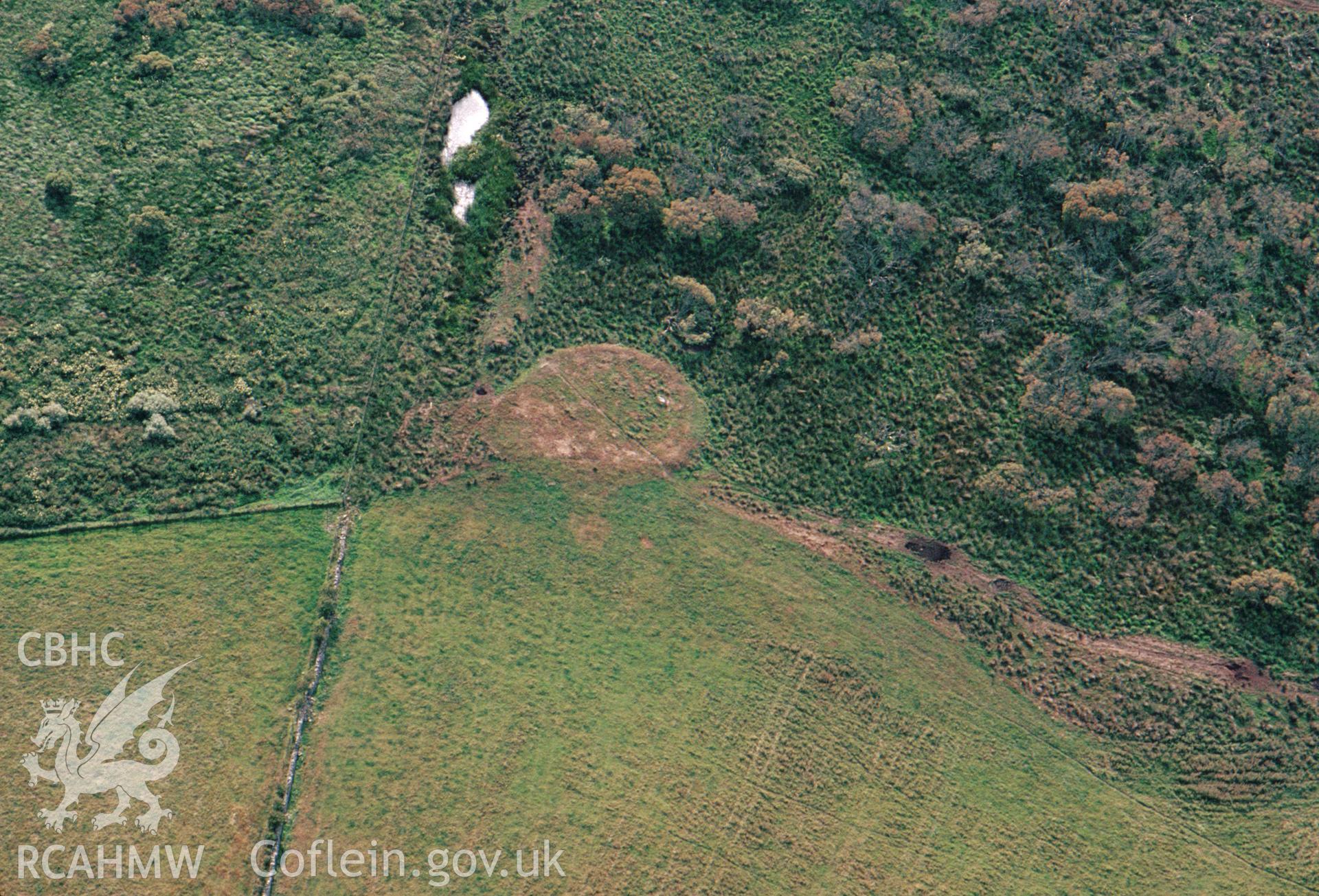 RCAHMW colour slide oblique aerial photograph of Bedd Branwen, Tref Alaw, taken by C.R.Musson on the 27/07/1996