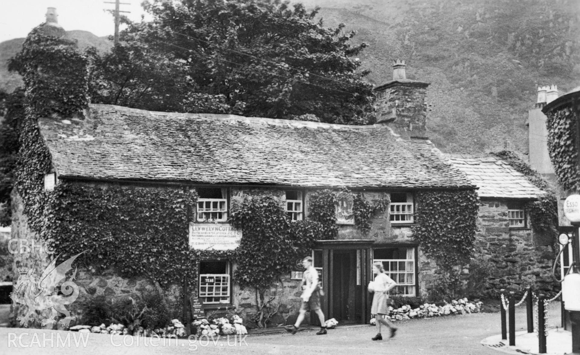 Black and white postcard showing Ty Isaf, Beddgelert