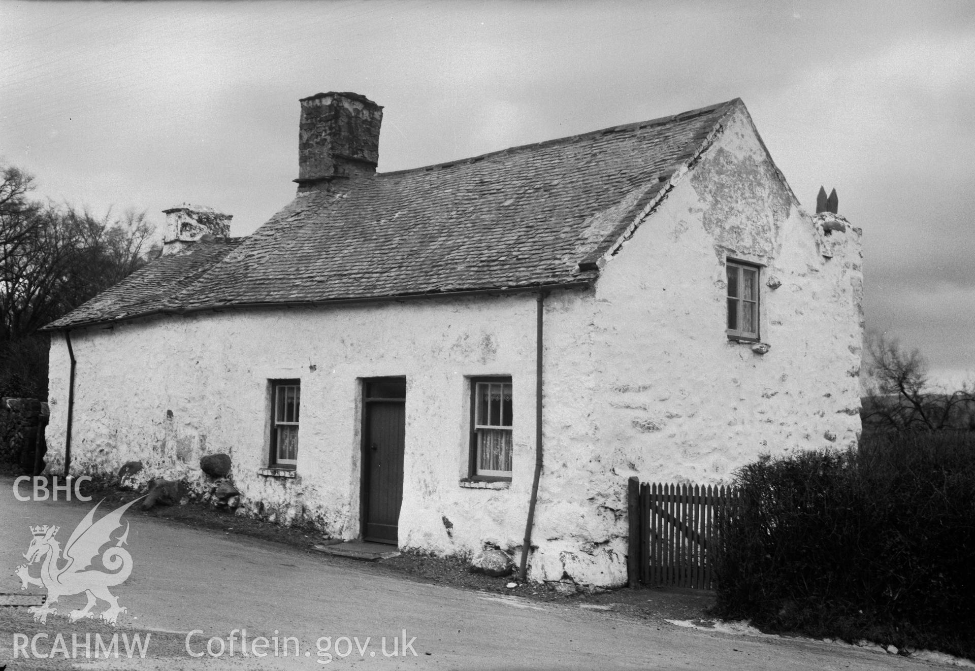 Exterior view of Ty Gwyn, Caerhun taken 17.02.1950.