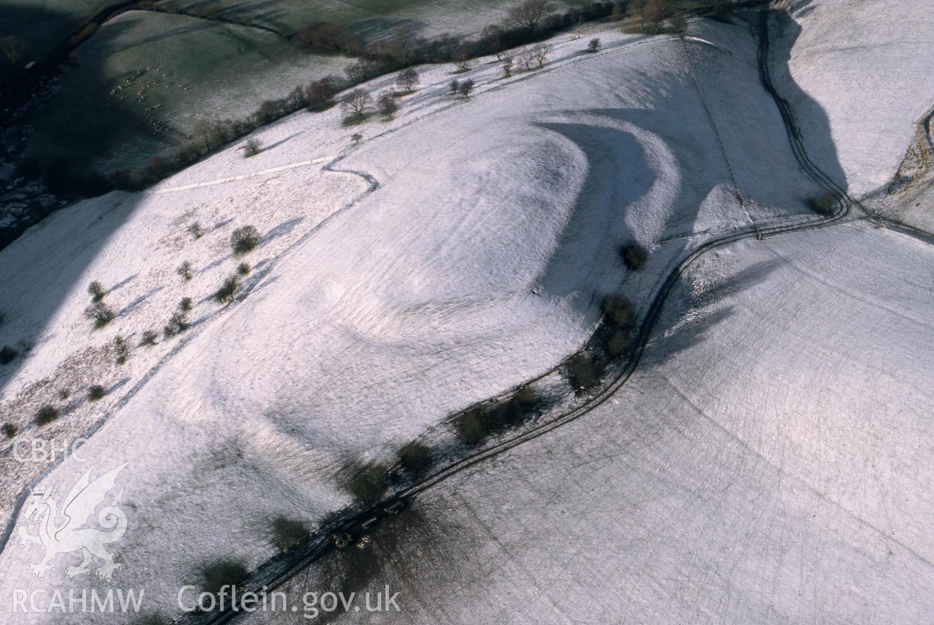 RCAHMW colour slide oblique aerial photograph of Wern Camp, Glascwm, taken on 09/01/1999 by CR Musson