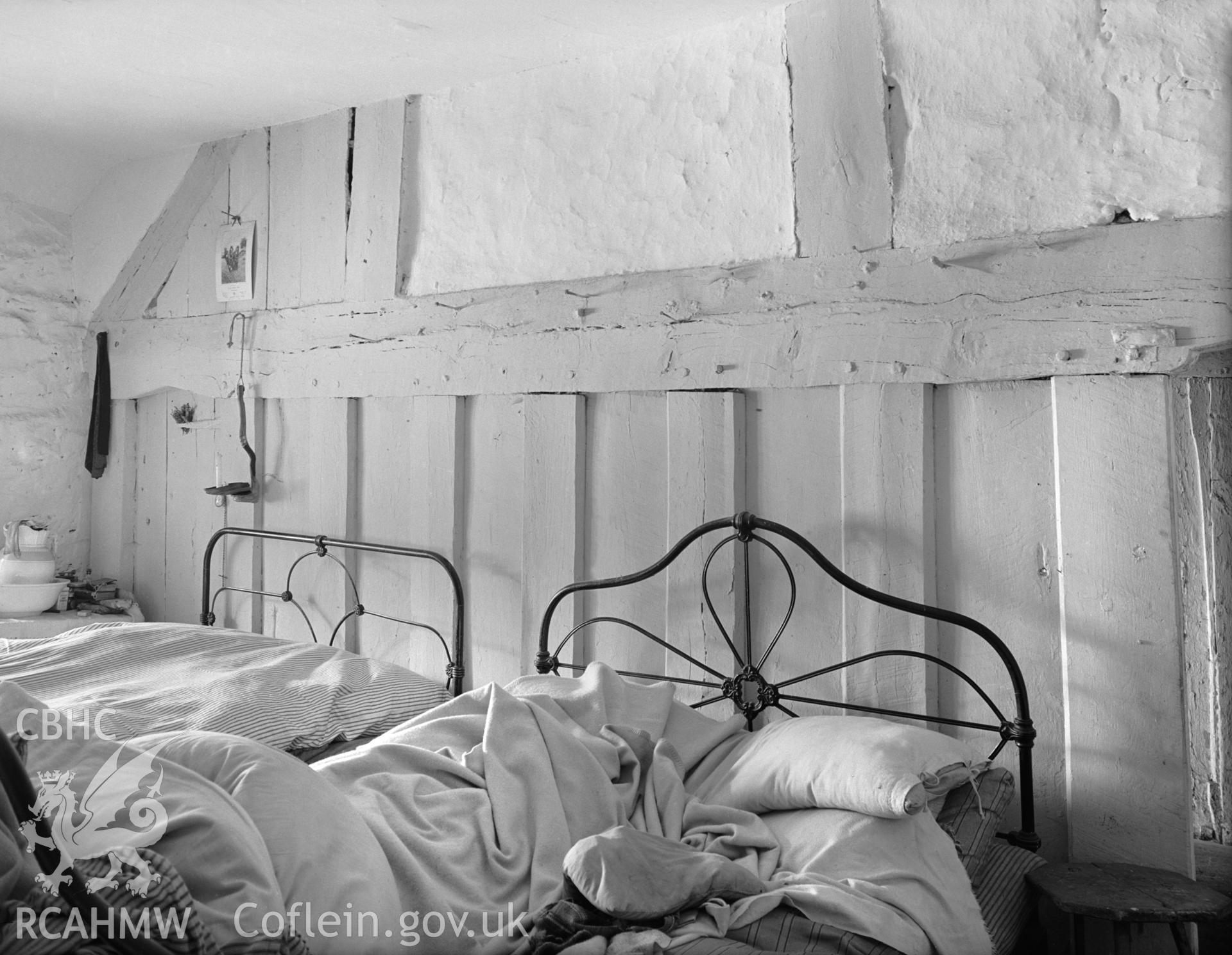 Interior view showing panel partition in the bedroom.