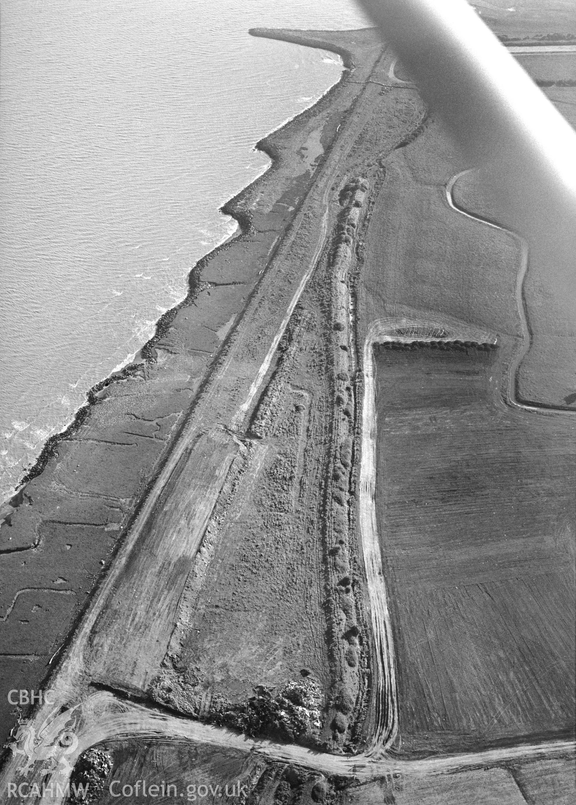 RCAHMW Black and white oblique aerial photograph of the relict seawall on Rumney Great Wharf, Trowbridge, taken on 05/08/1998 by Toby Driver