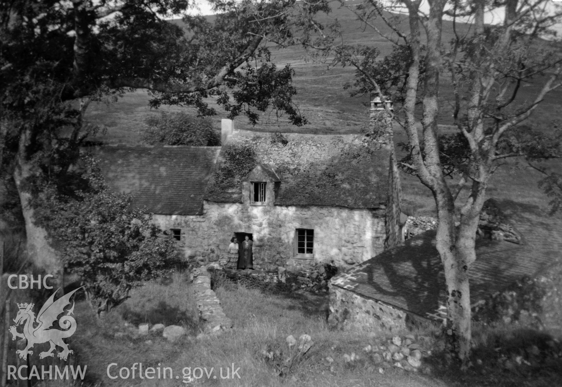 Mrs Mason in doorway with Scamp. NA/GEN/92/118e