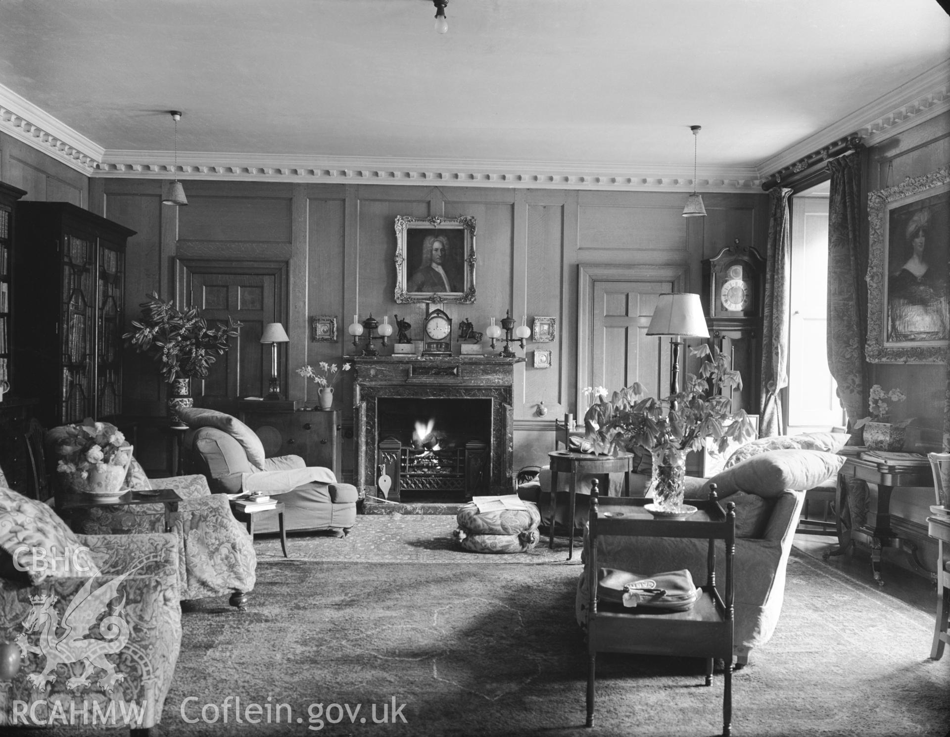 Interior view showing the drawing room.