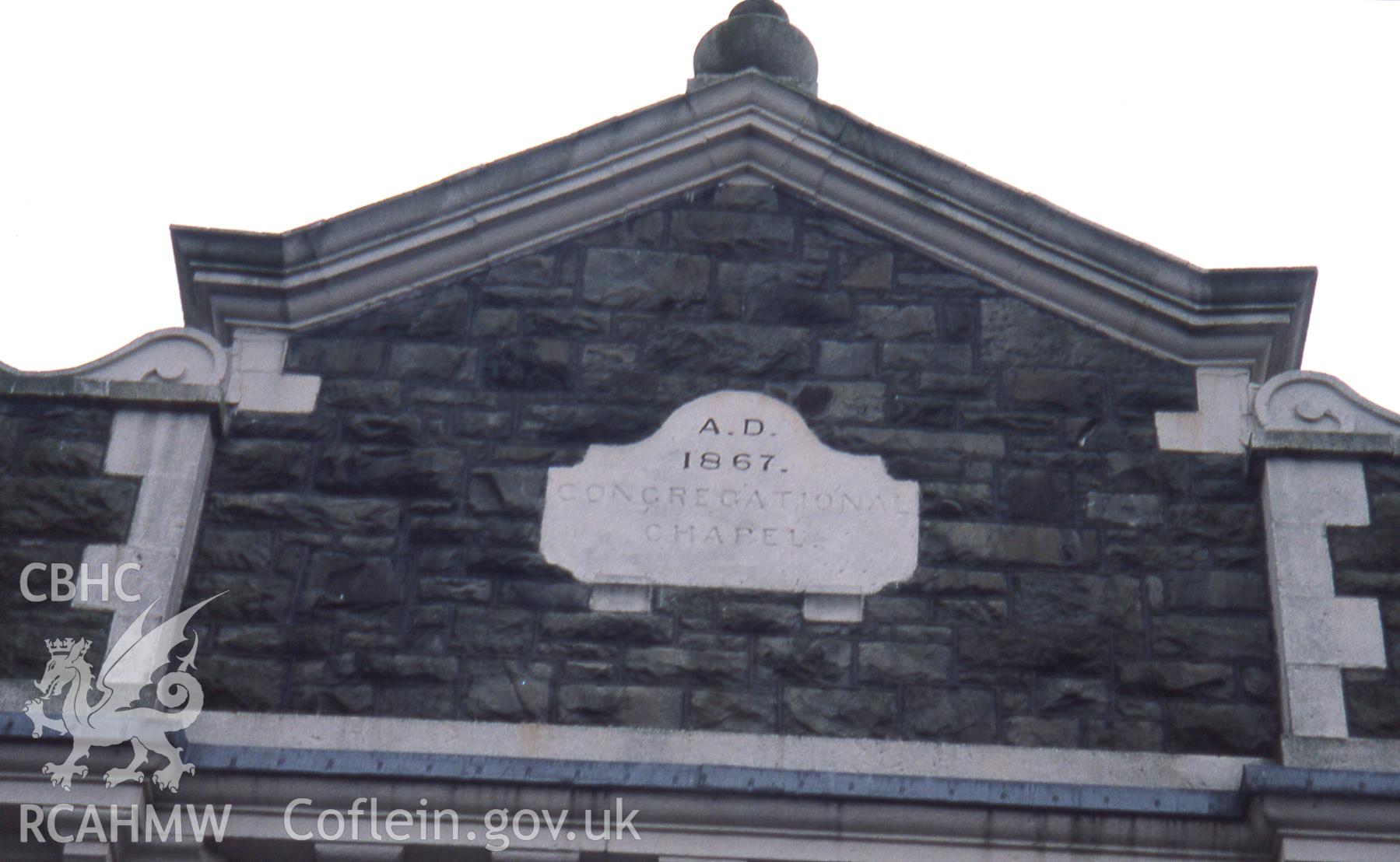 Plaque of Thomas Thomas-type on apex of NW fa?ade