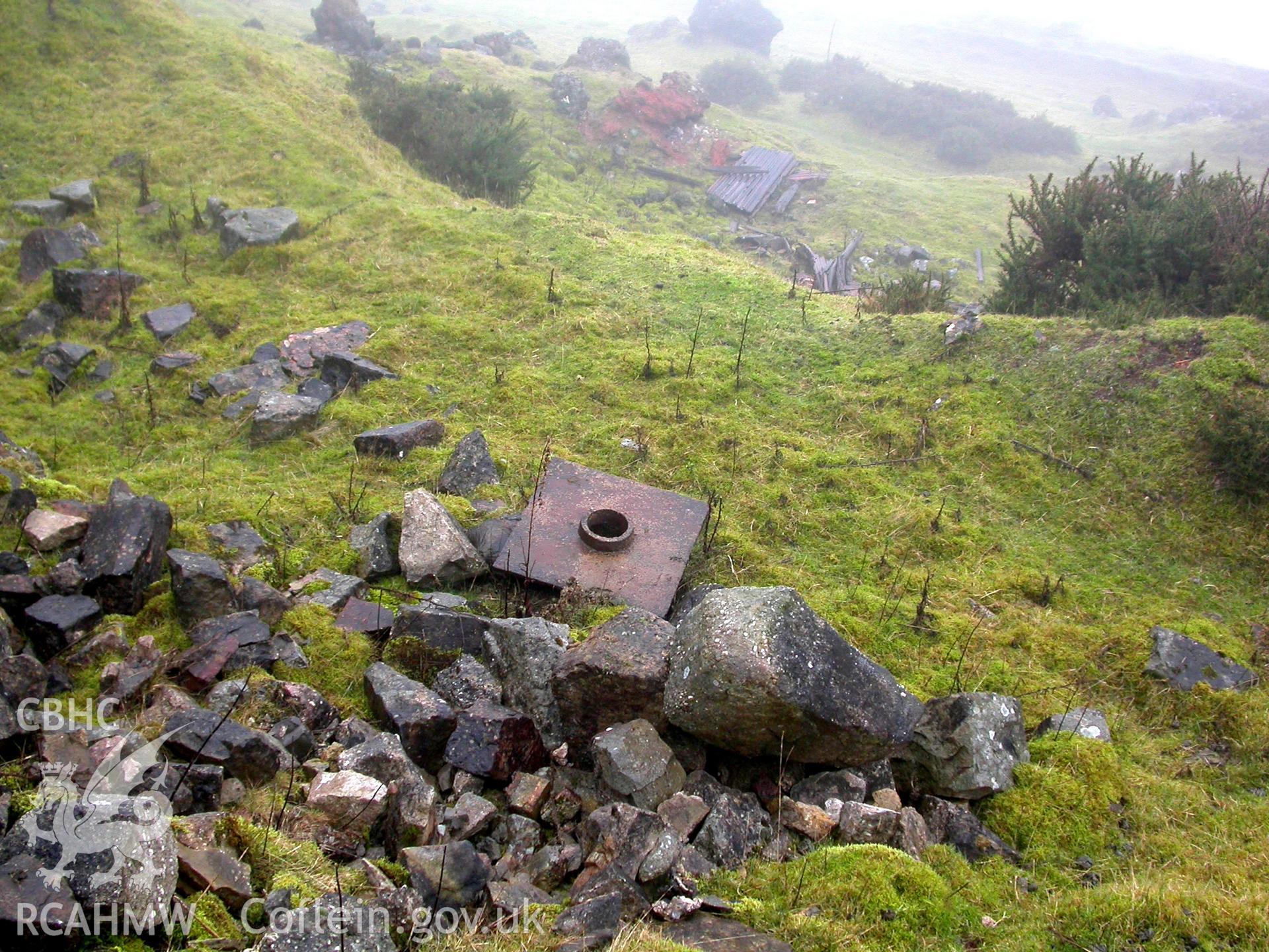 Cast-iron slab with column base on top on top edge of tunnel.