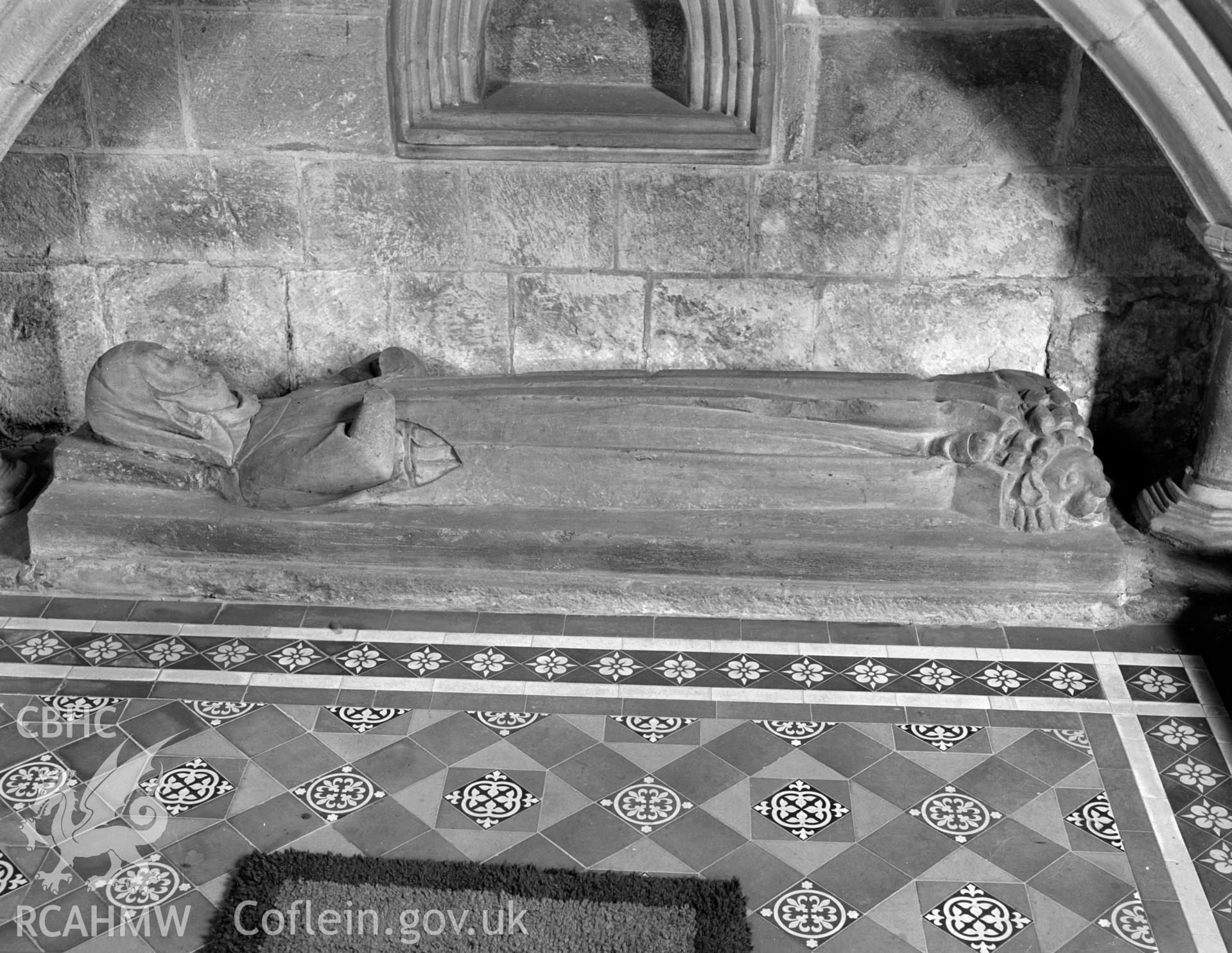 Effigy at St Edmund's Church, Crickhowell.