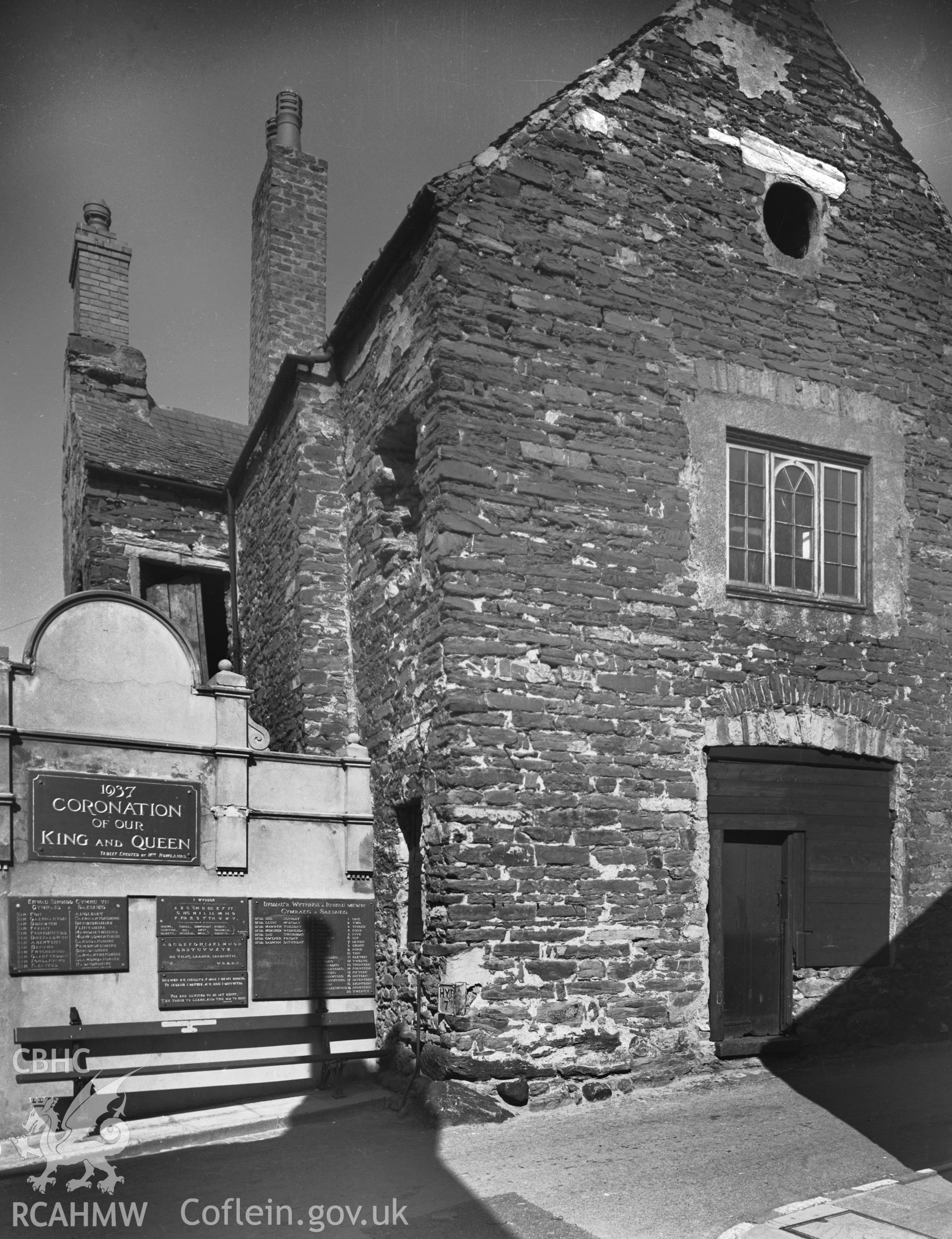 Exterior view of Parlwr Mawr, Conwy taken 01.01.1947.