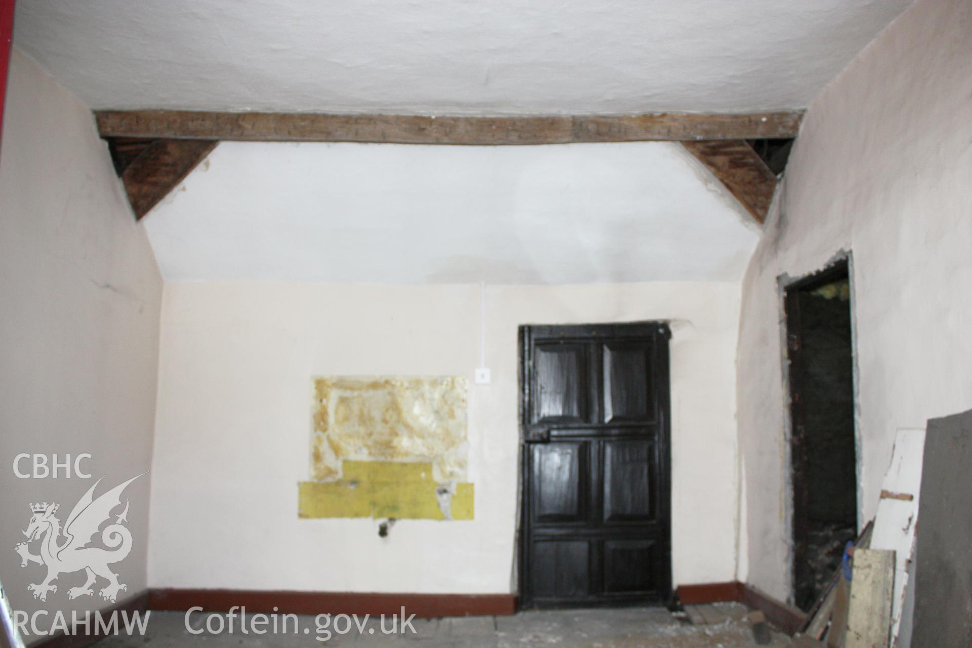 51, Clwyd Street, 3-unit 17th century range, first-floor rear south wall, showing wind-braces.