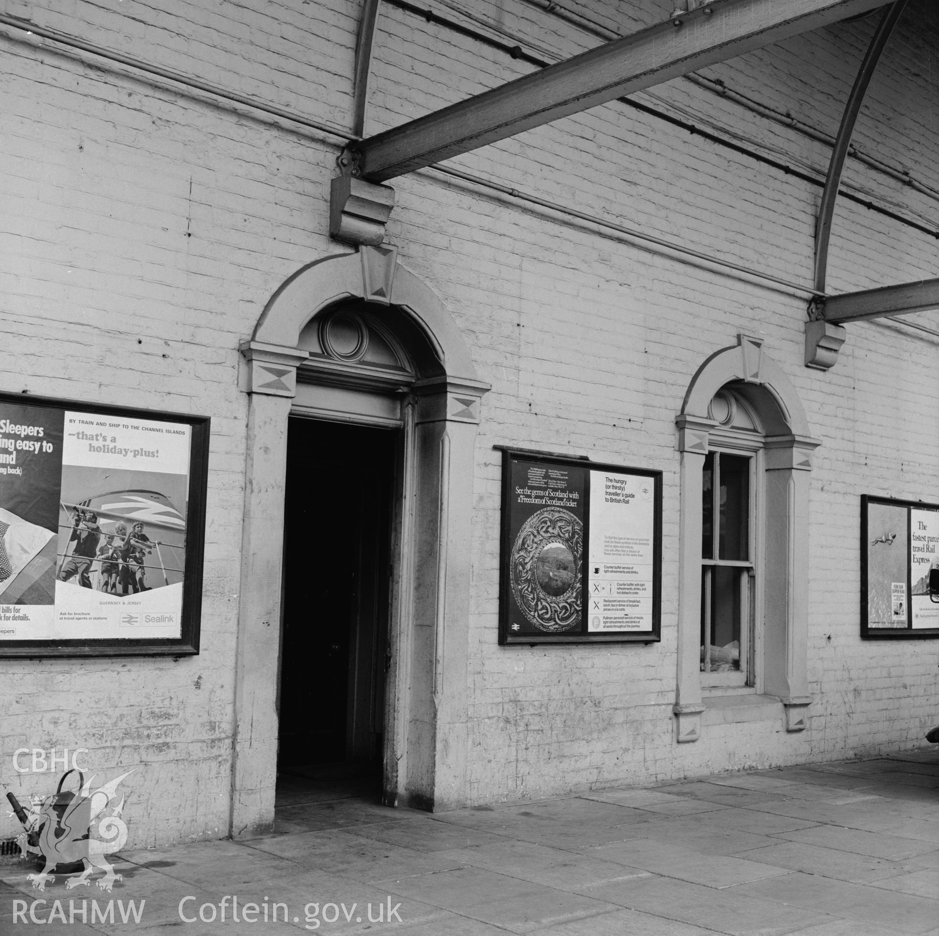 Victorian detailing on platform