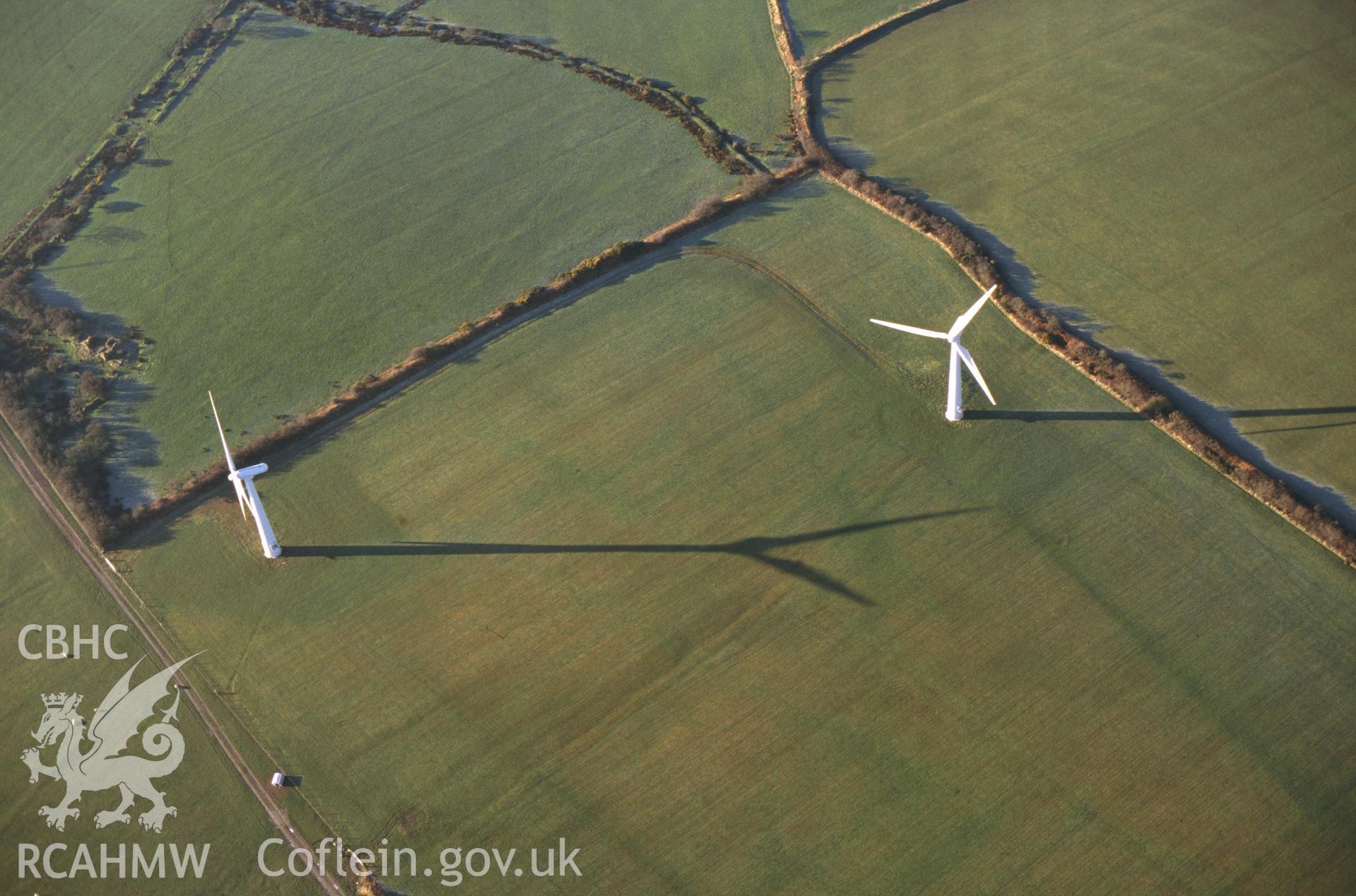 RCAHMW colour slide oblique aerial photograph of Pen-y-fynwent Enclosure, Rhosybol, taken on 10/01/1999 by Toby Driver