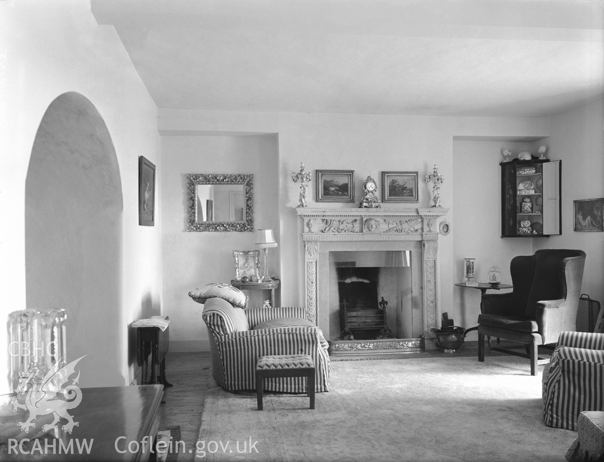 Interior view showing the drawing room.