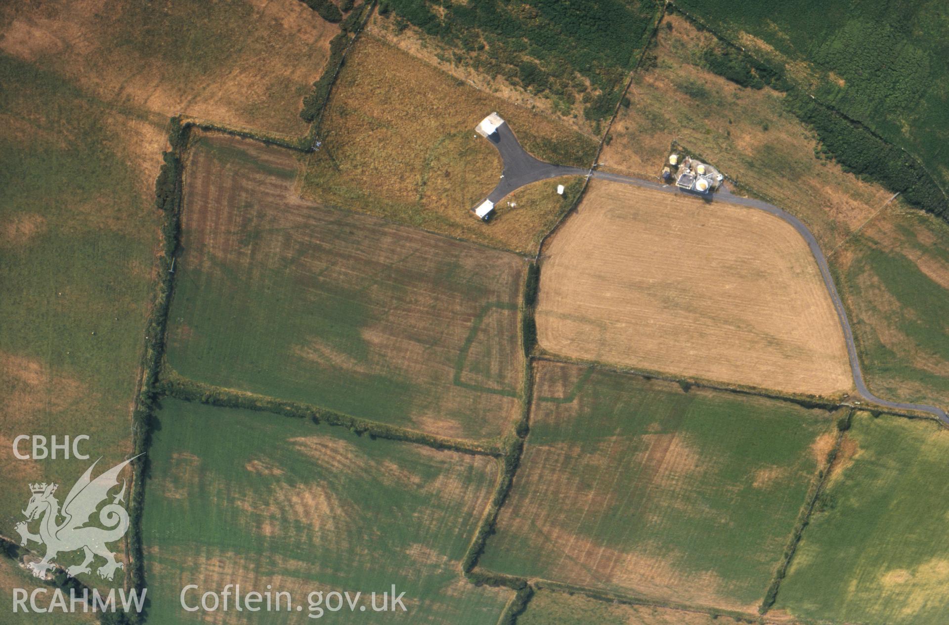 RCAHMW colour oblique aerial photograph of Ty Hen Camp Penbryn/Tresaith. Taken by C R Musson on 08/07/1995