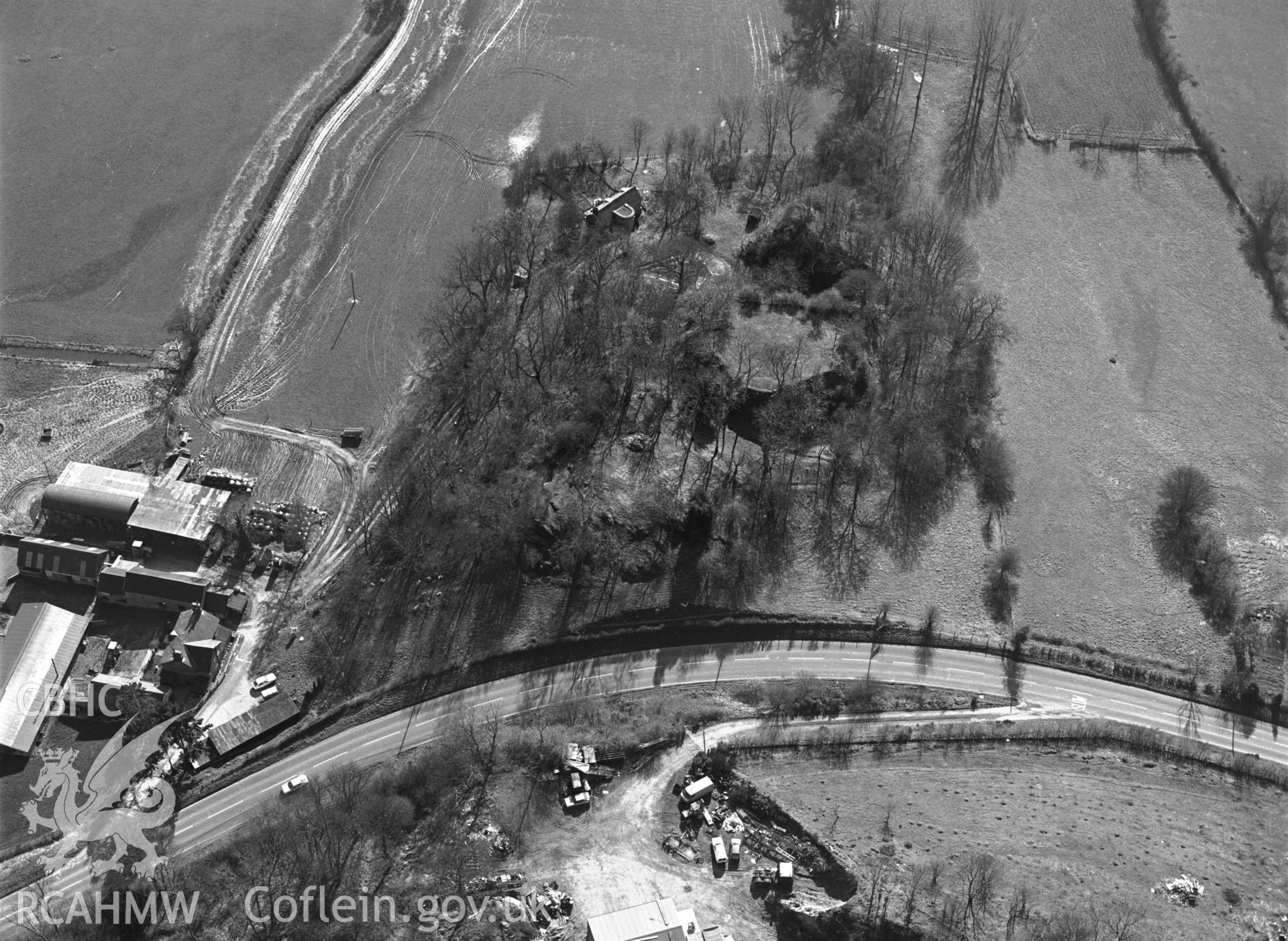 RCAHMW black and white oblique aerial photograph of Simon's Castle. Taken by C R Musson on 13/03/1995