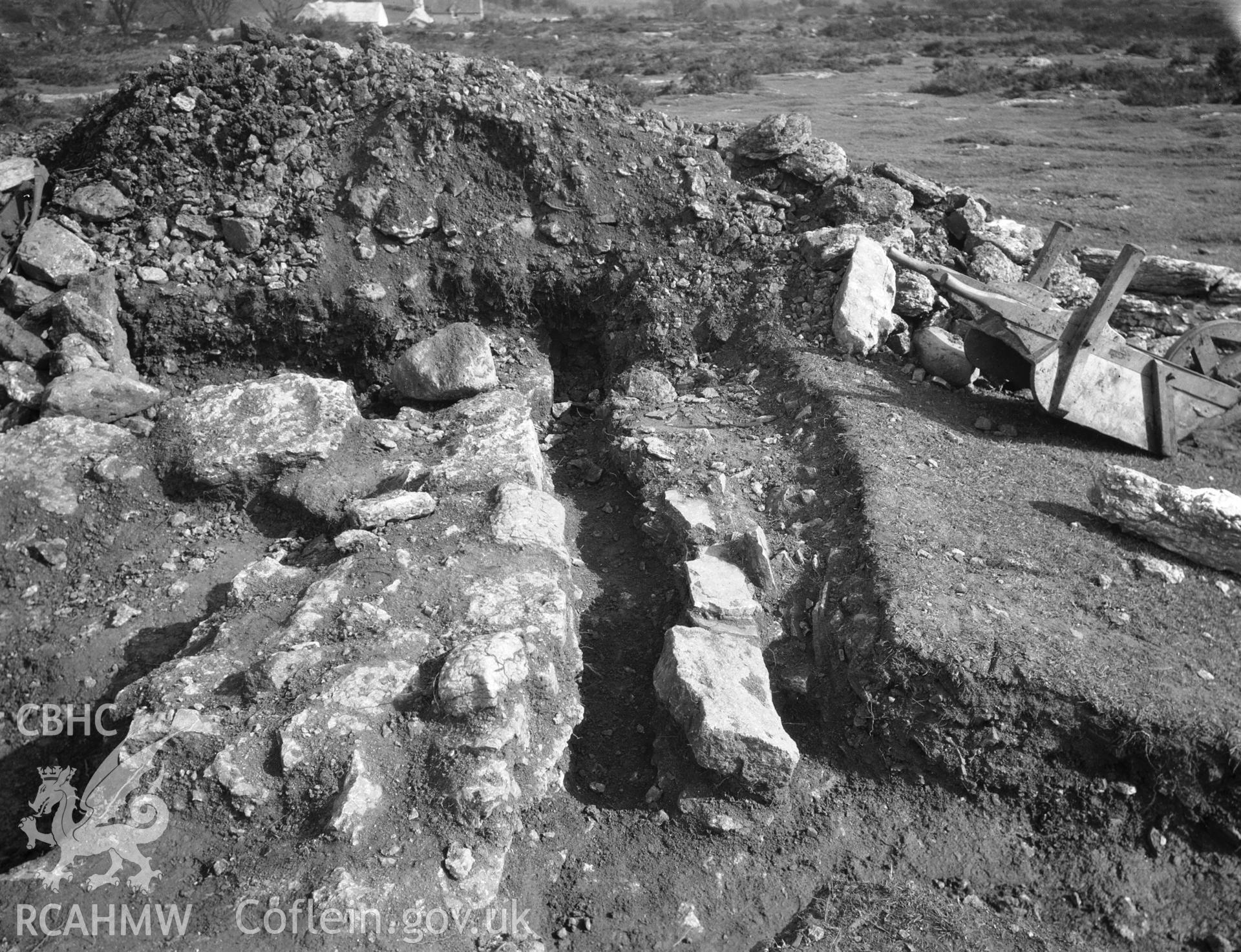 Southern part of the forecourt of the chamber with slab ramp on the right, taken during the second season of excavation, April 1932.