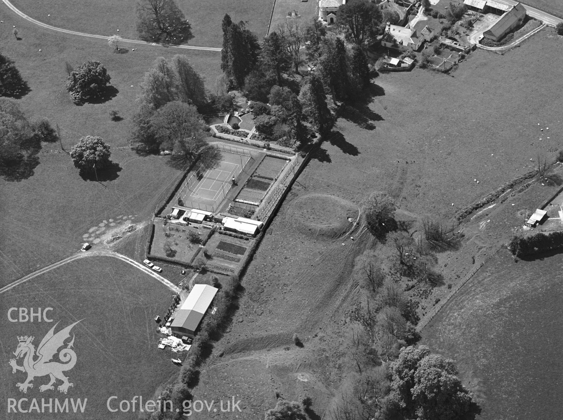 RCAHMW black and white oblique aerial photograph of Castell Madoc, ringwork. Taken by Toby Driver on 16/05/2002