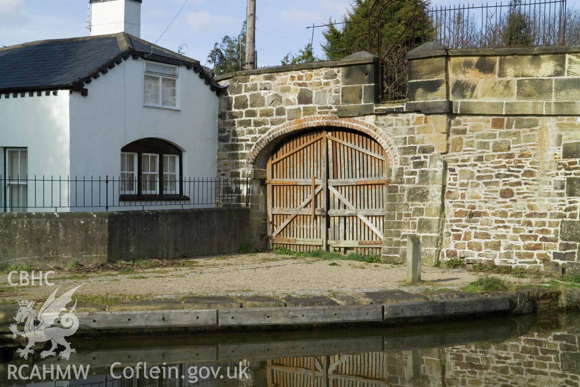 RCAHMW digital photographic survey of Road Bridge over Trefor Basin, Llangollen Canal, by Iain Wright, 14/3/2007.