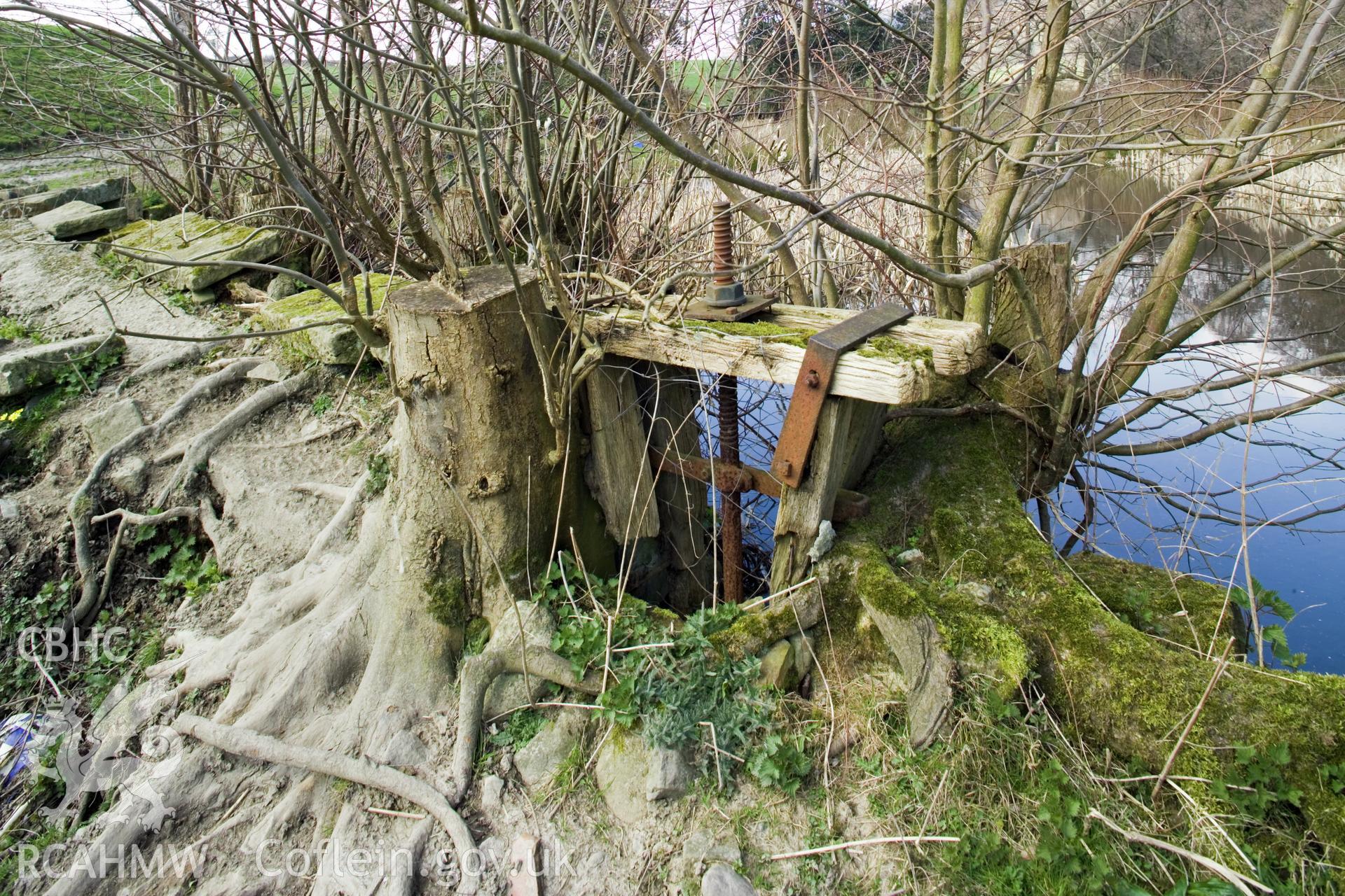 Detail of sluice mechanism.