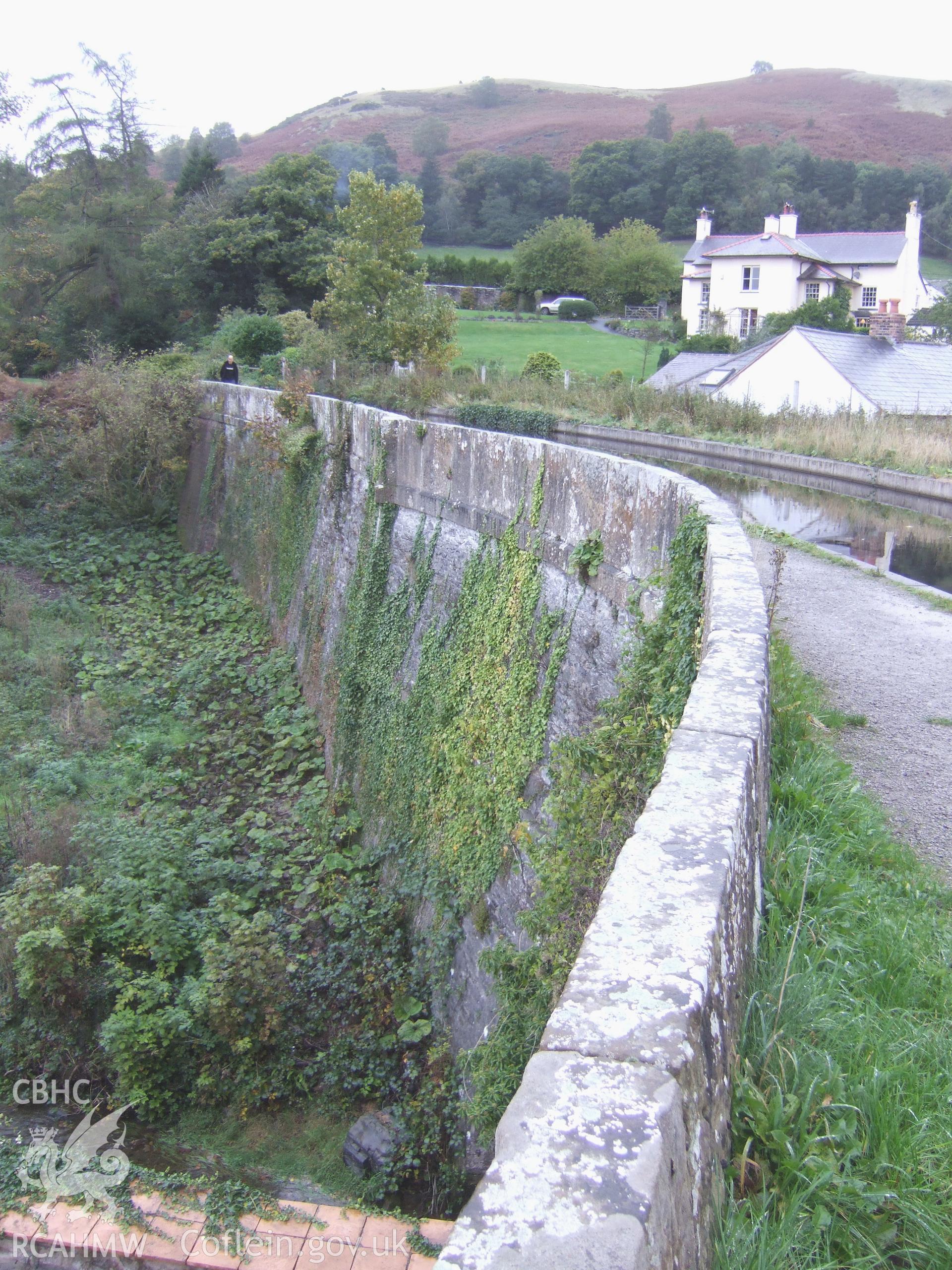 South, downstream face of the aqueduct river-arch loking westwards to the western flanking retaining wall of the aqueduct causeway.