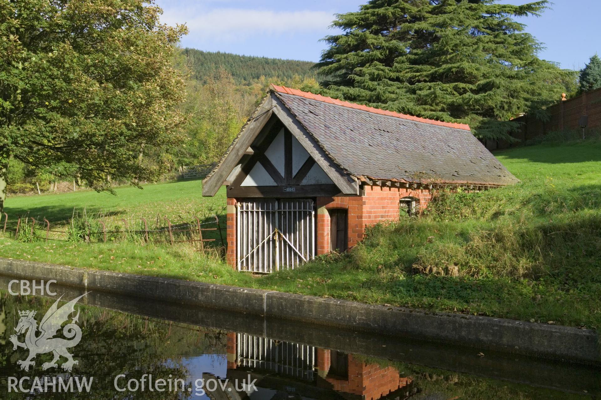 RCAHMW digital photographic survey of Bryn Howell Boat House, Llangollen Canal, by Iain Wright, 31/10/2006.