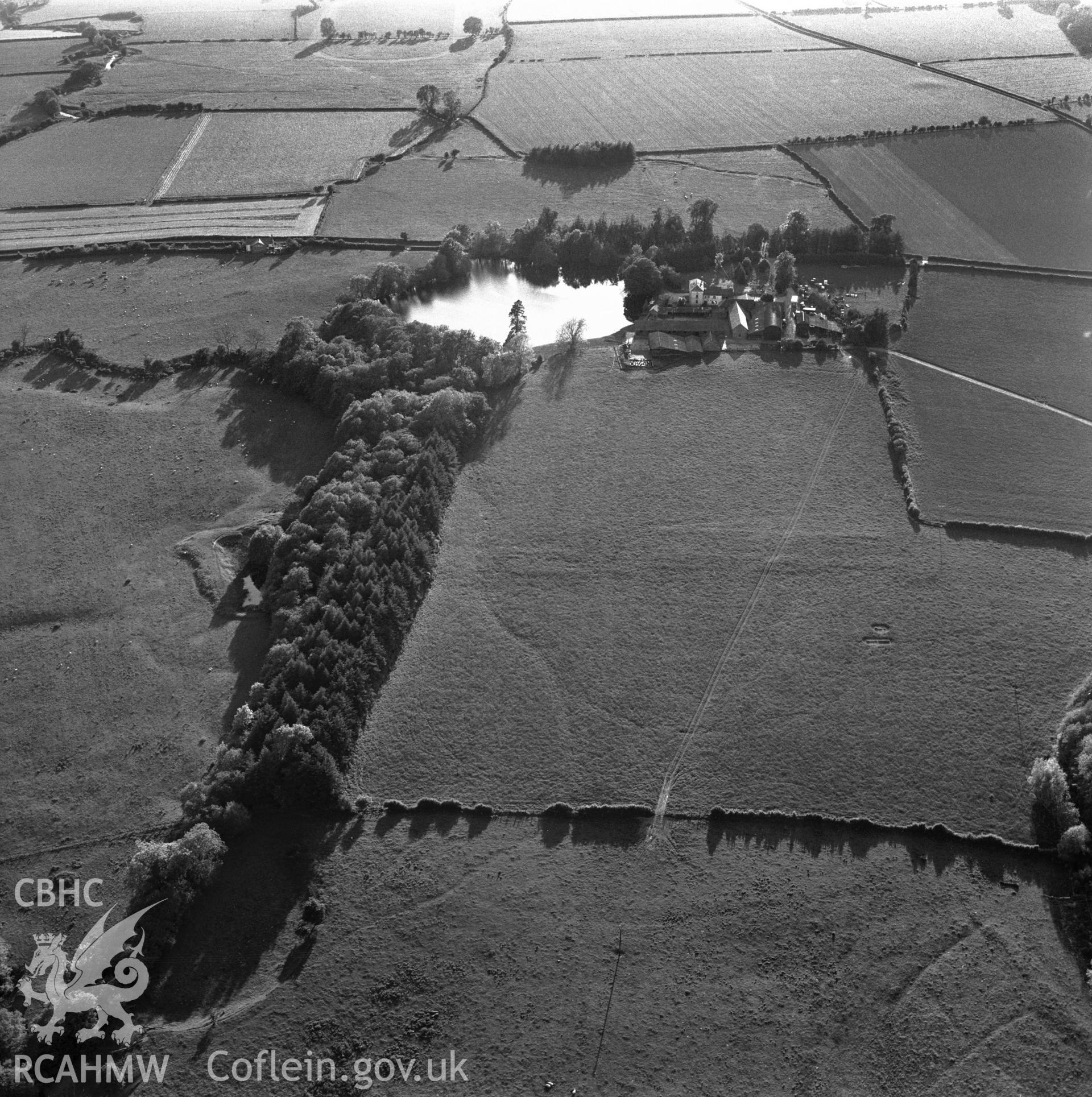 RCAHMW Black and white oblique aerial photograph of Hindwell Farm Roman Fort, Old Radnor, taken by CR Musson on 13/06/88