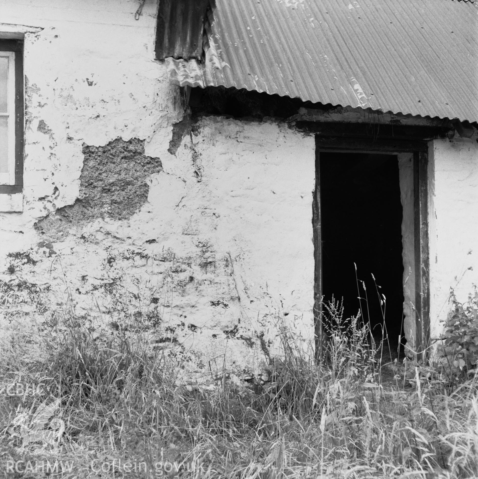 Close-up showing join between the house and the byre