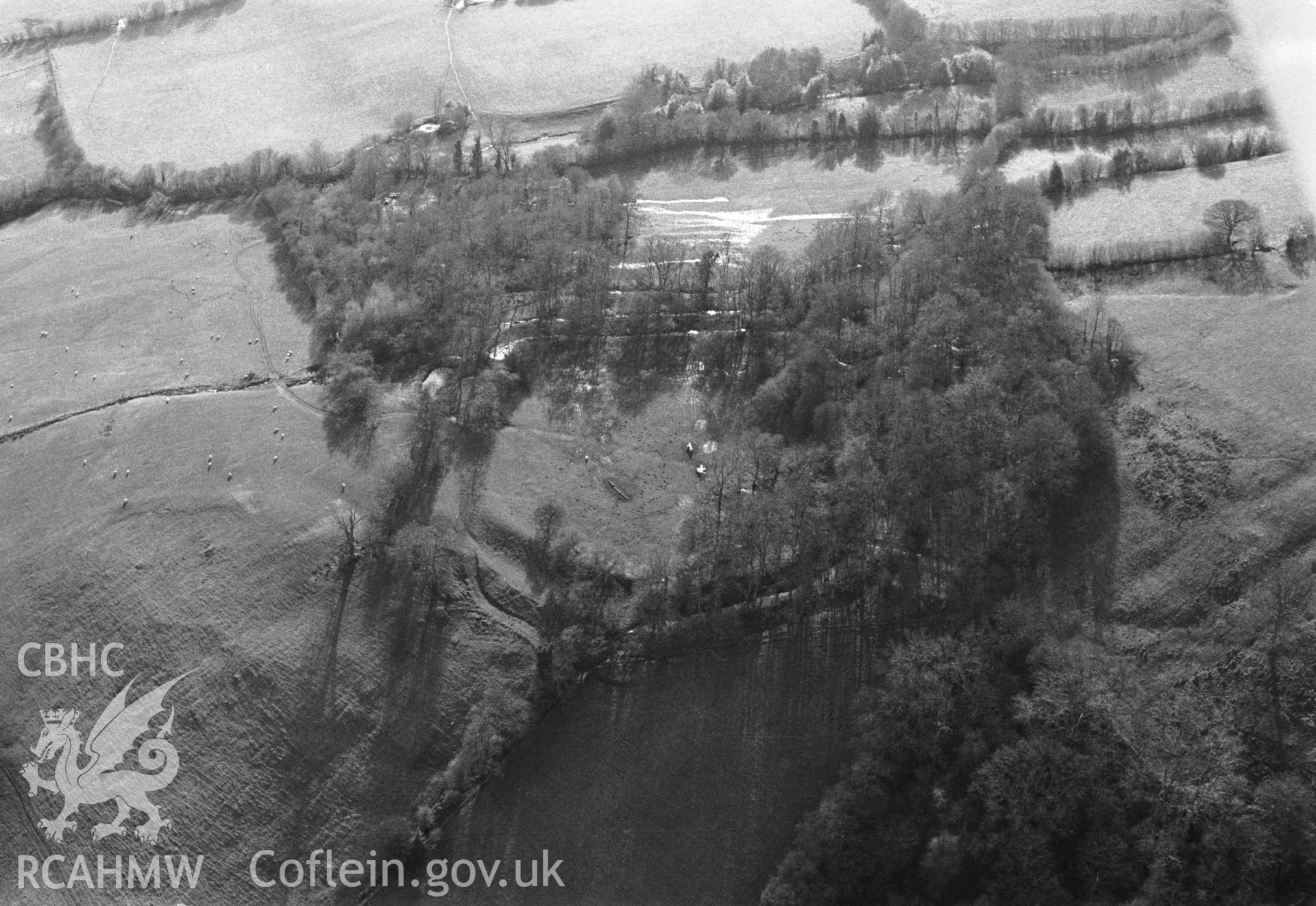 RCAHMW black and white oblique aerial photograph of view of Pen Rhiw Wen Enclosure, Bronllys, 2001