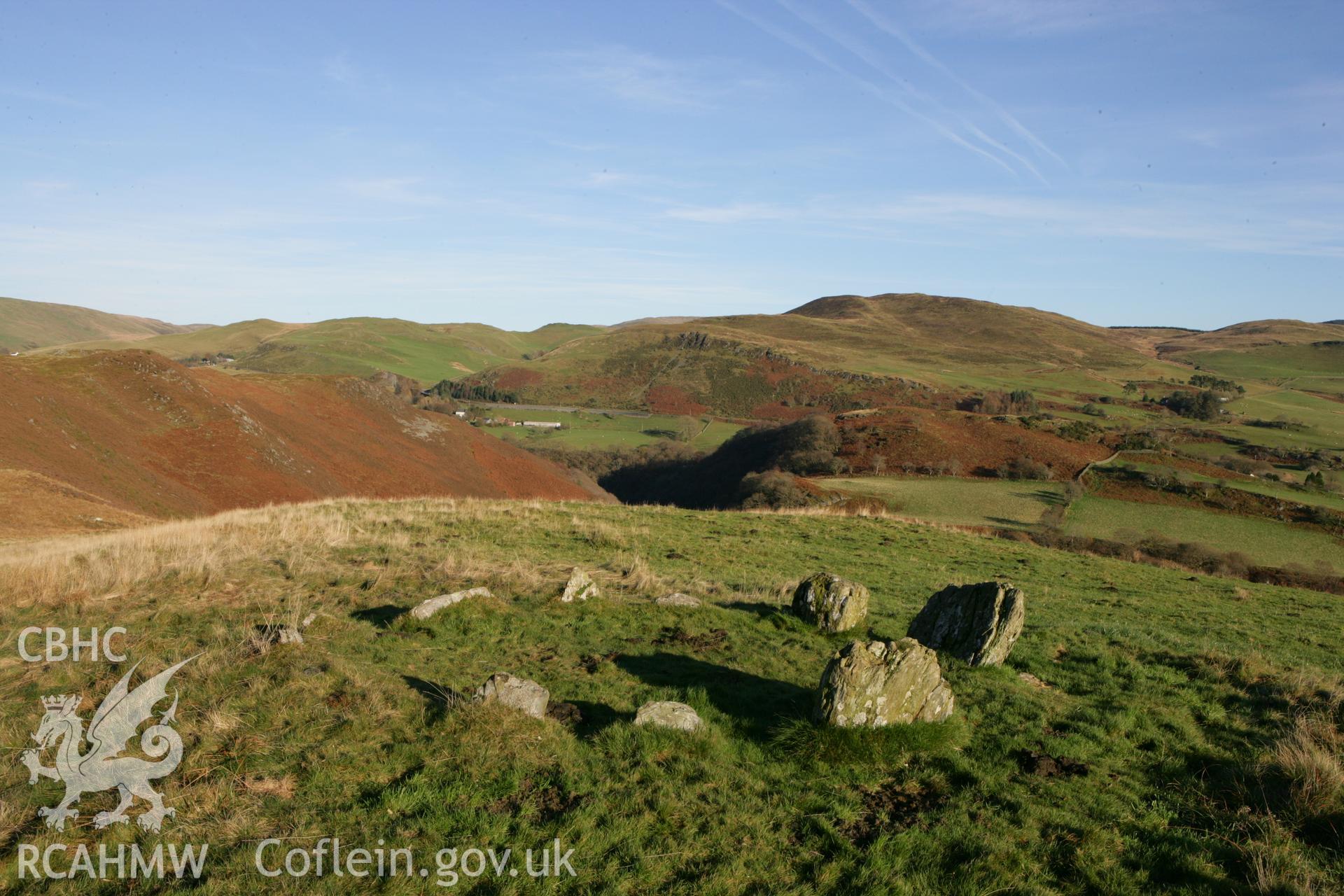 Dolgamfa cairn, view from west.