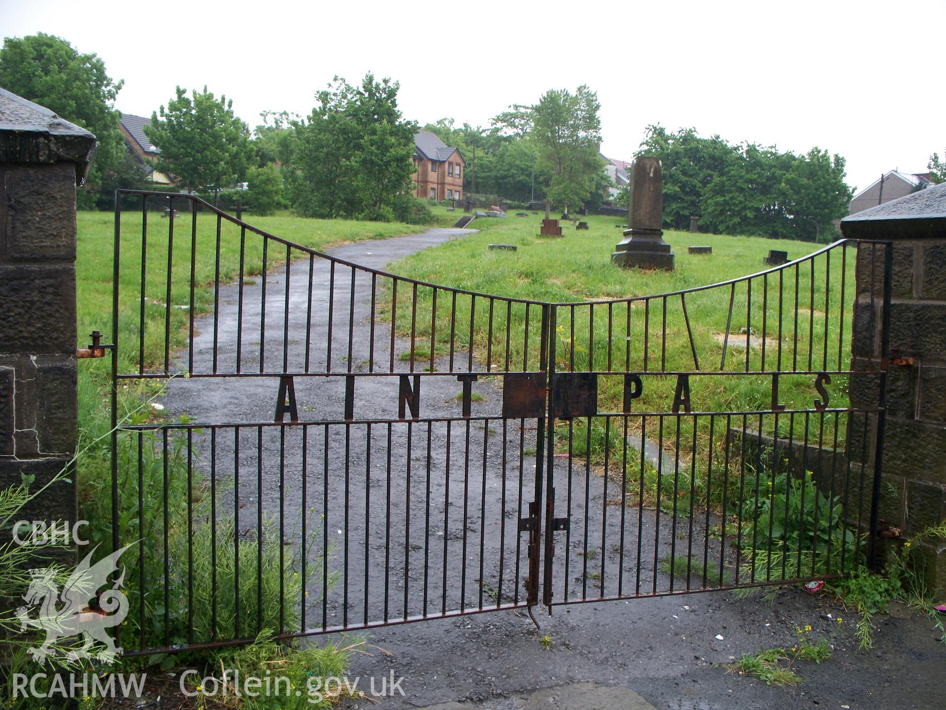 Saint Paul?s north-west gates and churchyard.