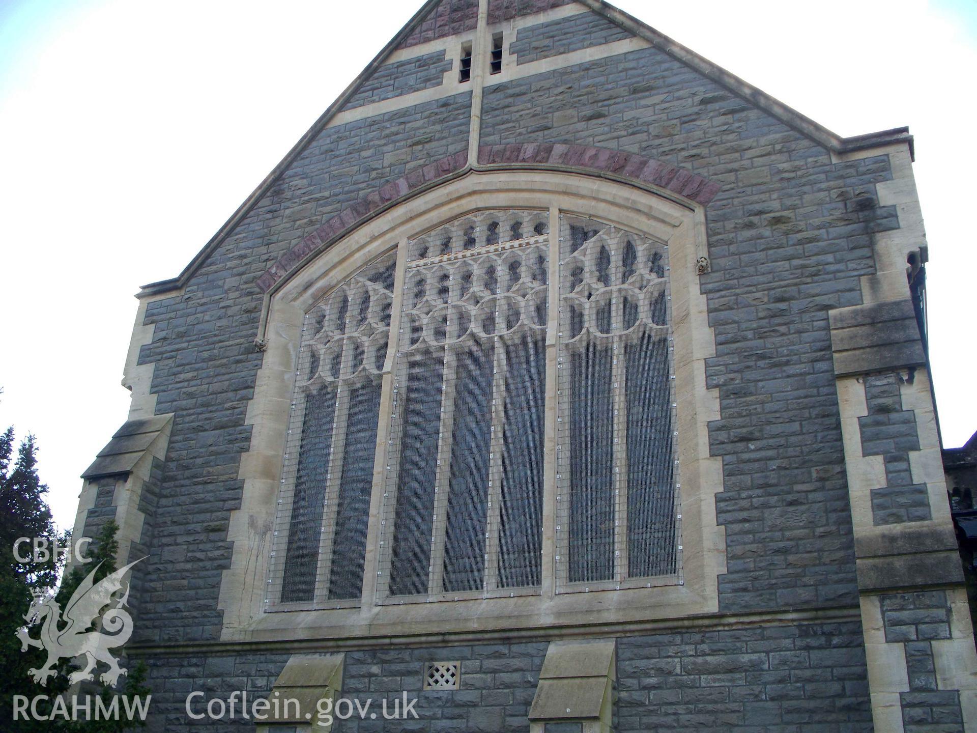 Large perpendicular window at the NE.