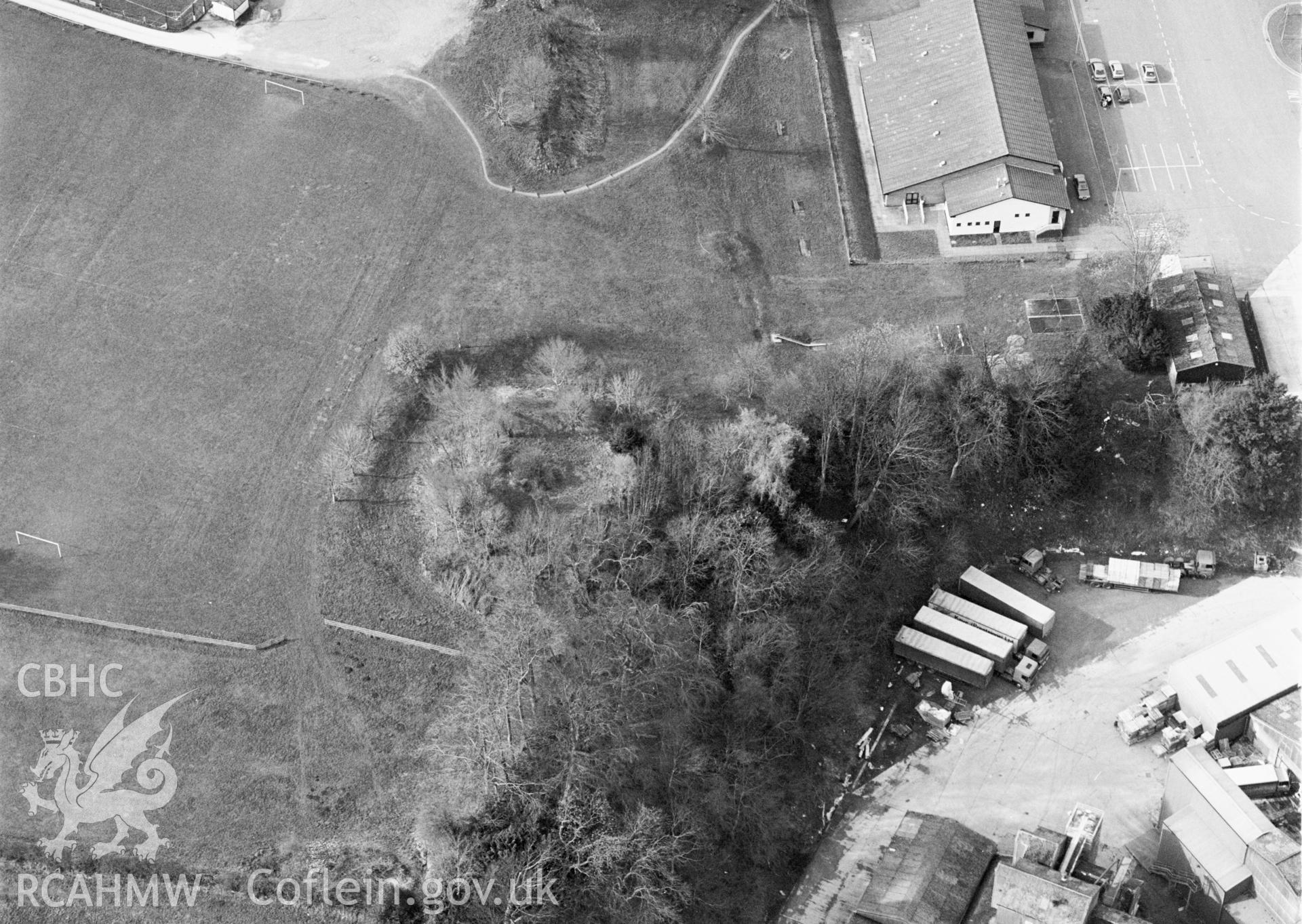 RCAHMW Black and white oblique aerial photograph of Bryn-y-Castell, Knighton, taken on 14/03/1999 by CR Musson