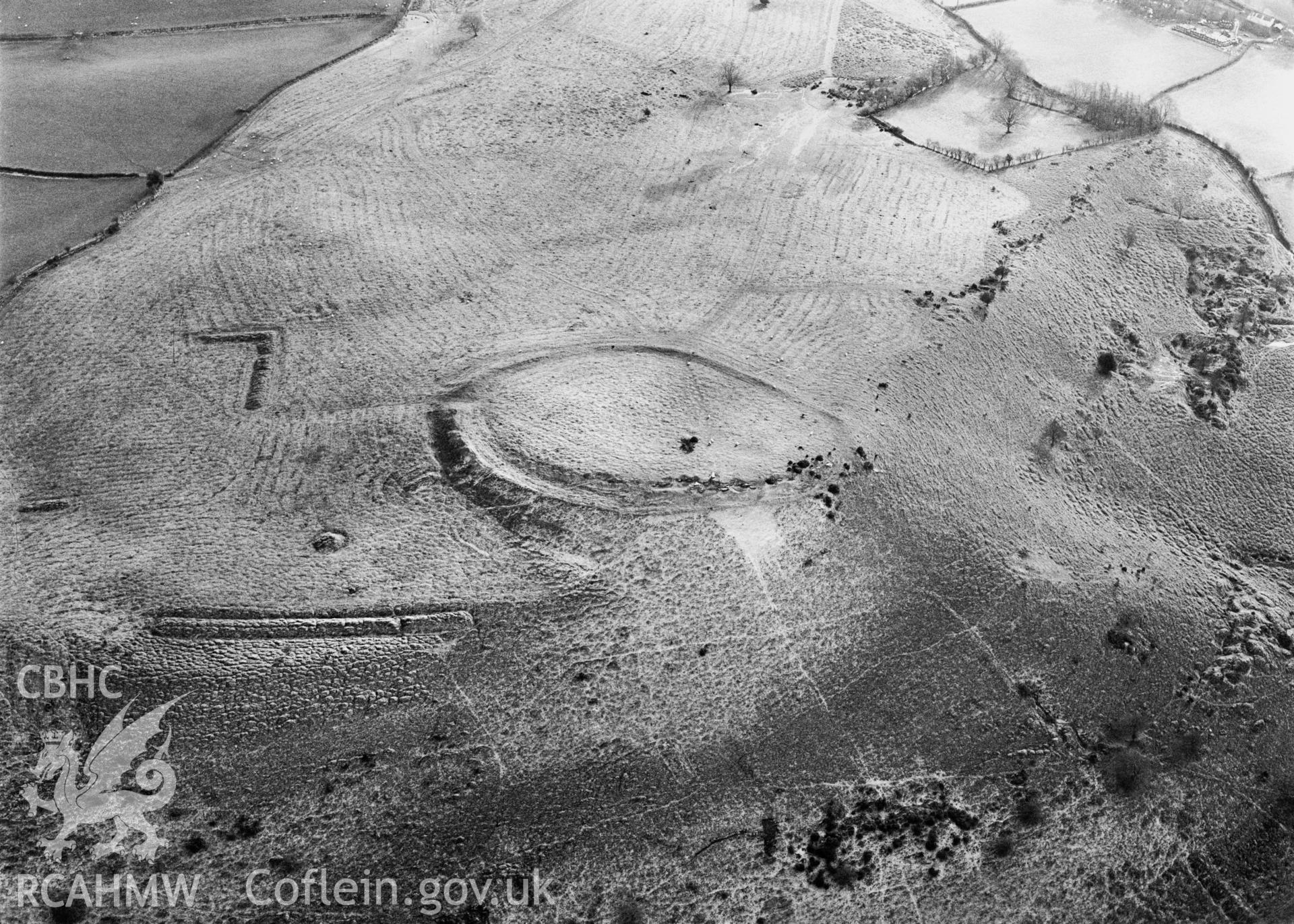 RCAHMW Black and white oblique aerial photograph of Twyn y Gaer Hillfort, taken on 22/01/1999 by Toby Driver