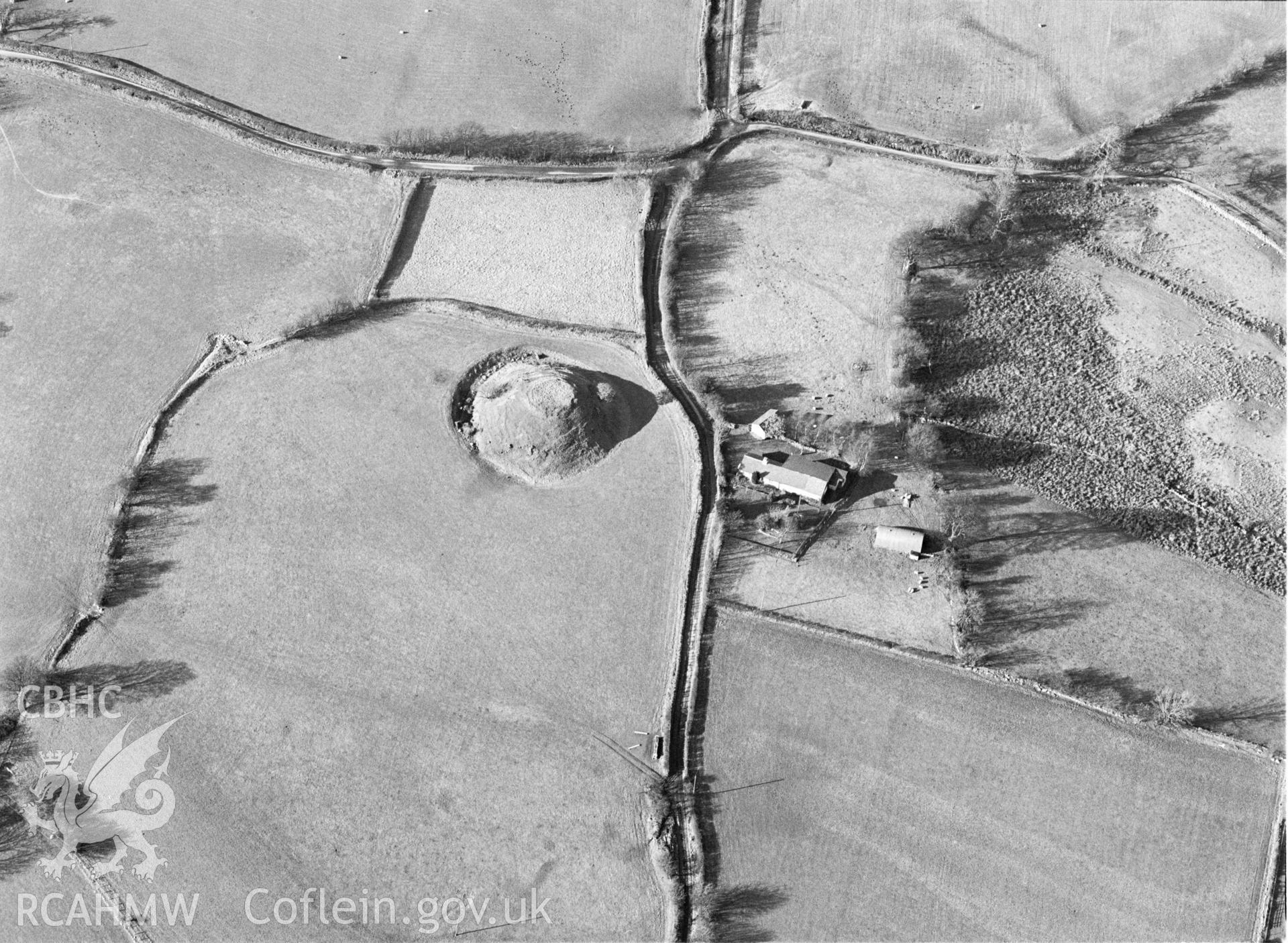 RCAHMW Black and white oblique aerial photograph of Tomen Cefncoch; Ty'n-y-Celyn, Motte, Llanrhaeadr-ym-mochnant, taken by C.R.Musson on the 14/02/1997