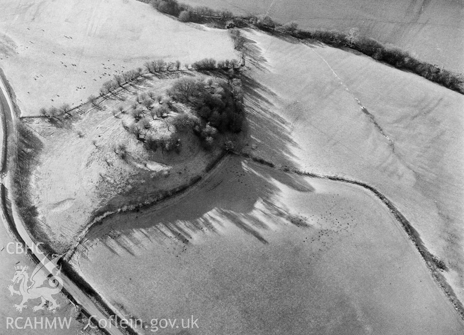 RCAHMW Black and white oblique aerial photograph of Penarth Mount, Glascwm, taken on 09/01/1999 by CR Musson