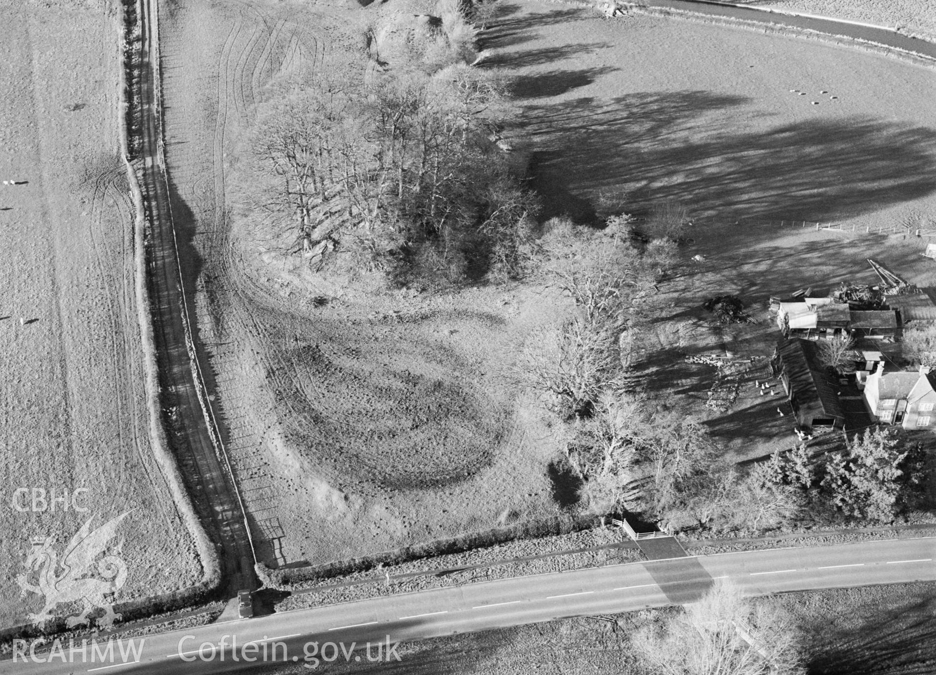 RCAHMW Black and white oblique aerial photograph of Upper Luggy Castle, Berriew, taken on 20/12/1998 by CR Musson