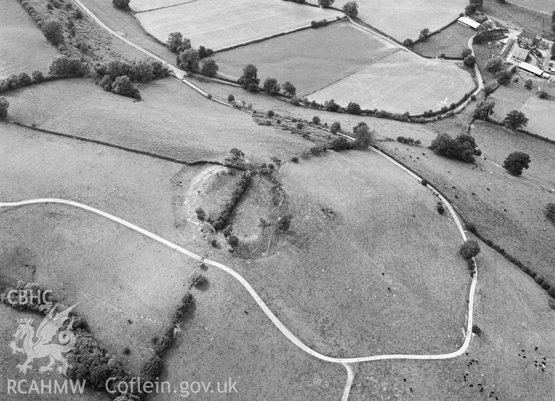 RCAHMW Black and white oblique aerial photograph of Old Hall Camp; Castell  Machaethlon, Kerry, taken by C.R.Musson on the 18/07/1997