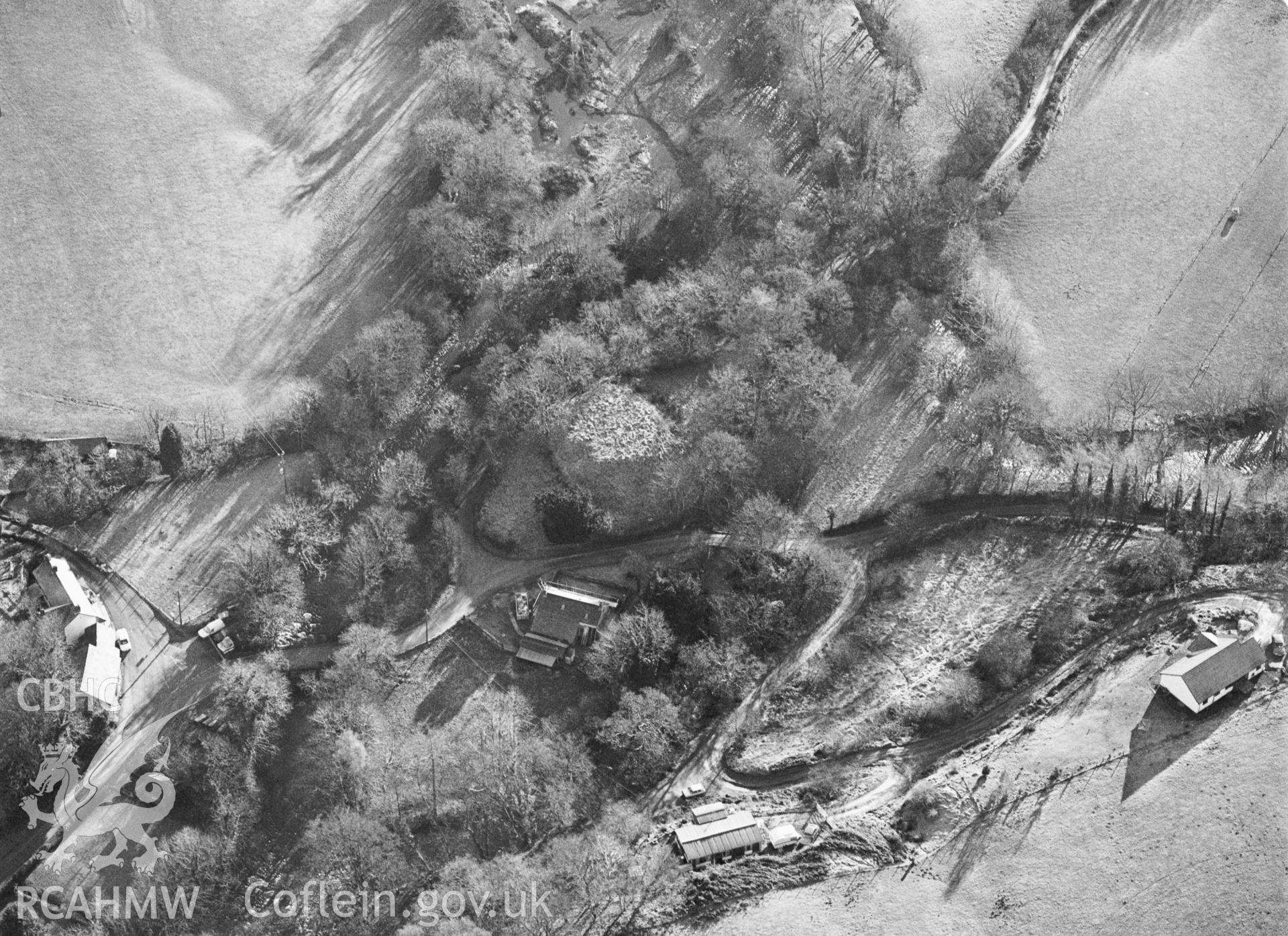 RCAHMW Black and white oblique aerial photograph of Domen Fawr, Llanbrynmair, taken on 20/12/1998 by CR Musson