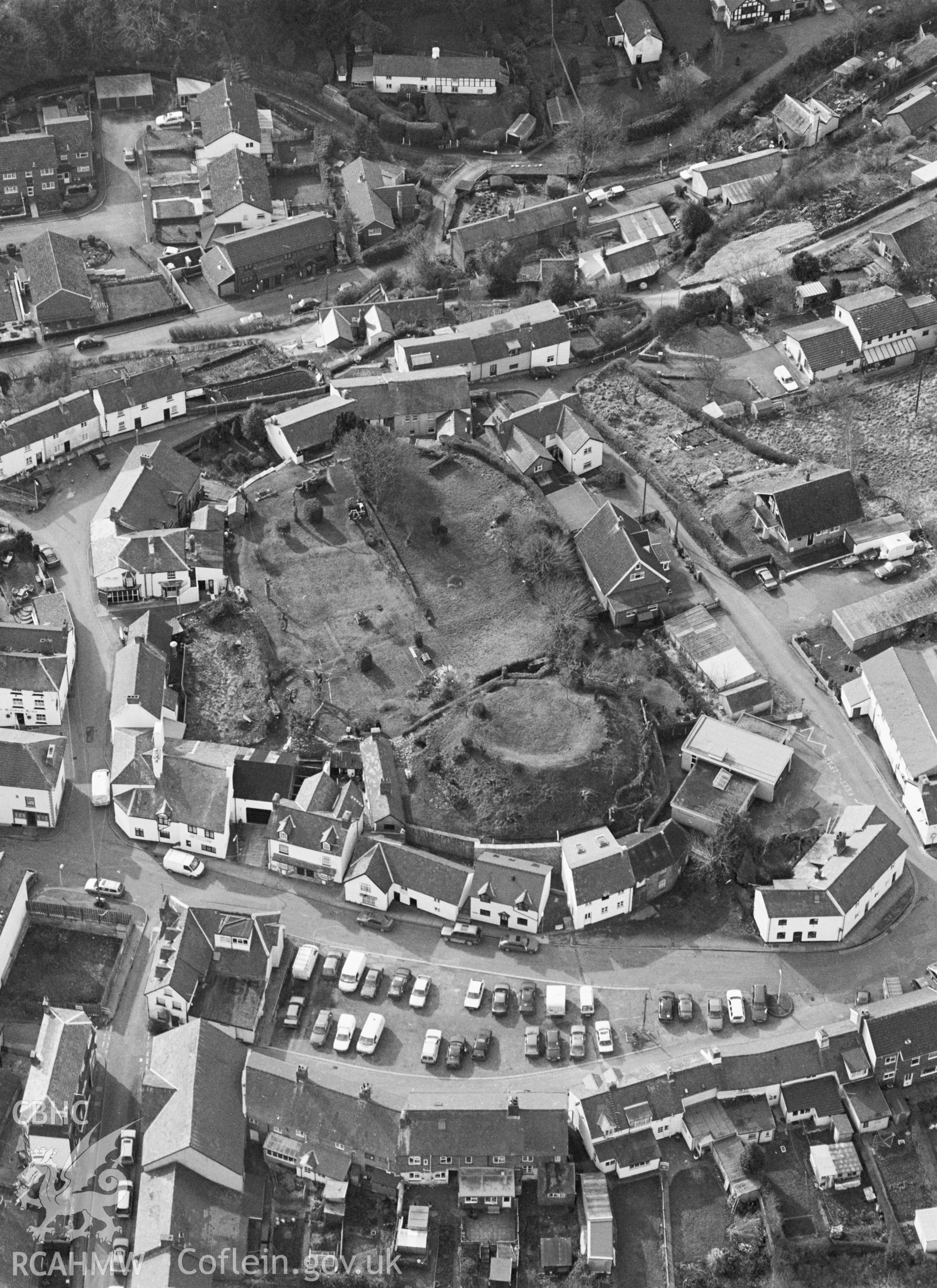 RCAHMW Black and white oblique aerial photograph of Knighton Castle, taken on 14/03/1999 by CR Musson