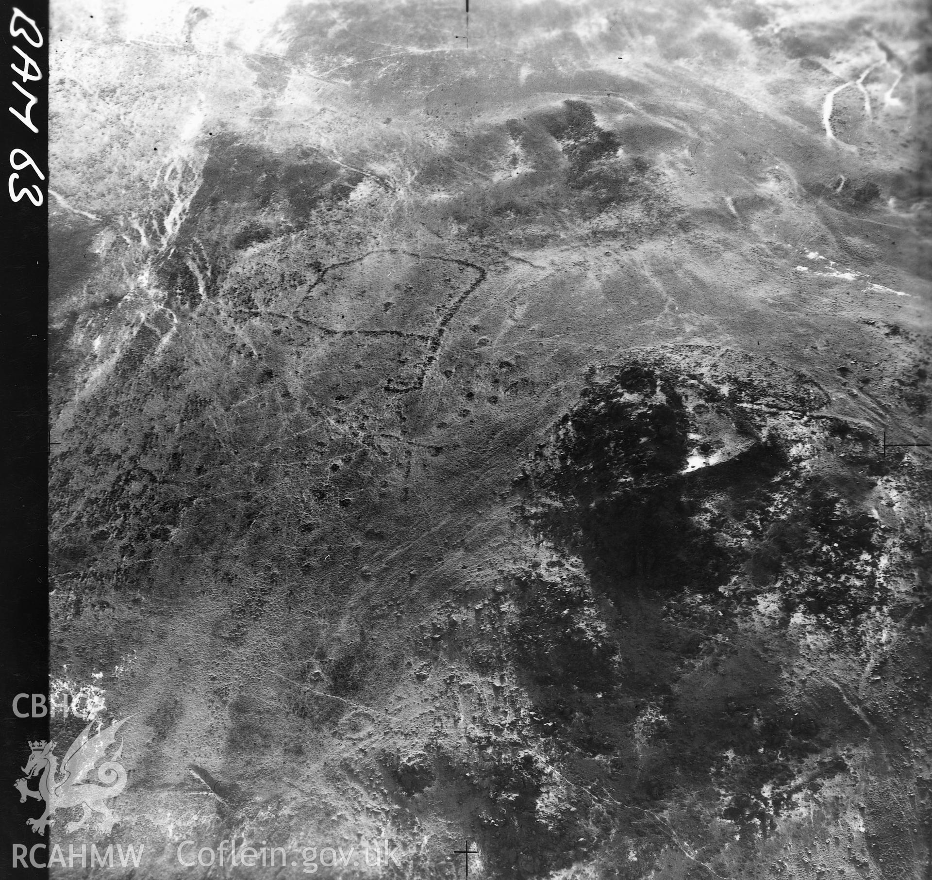 Black and white aerial photograph showing settlement features south of Carn Alw, taken by Cambridge University Committee for Aerial Photography.