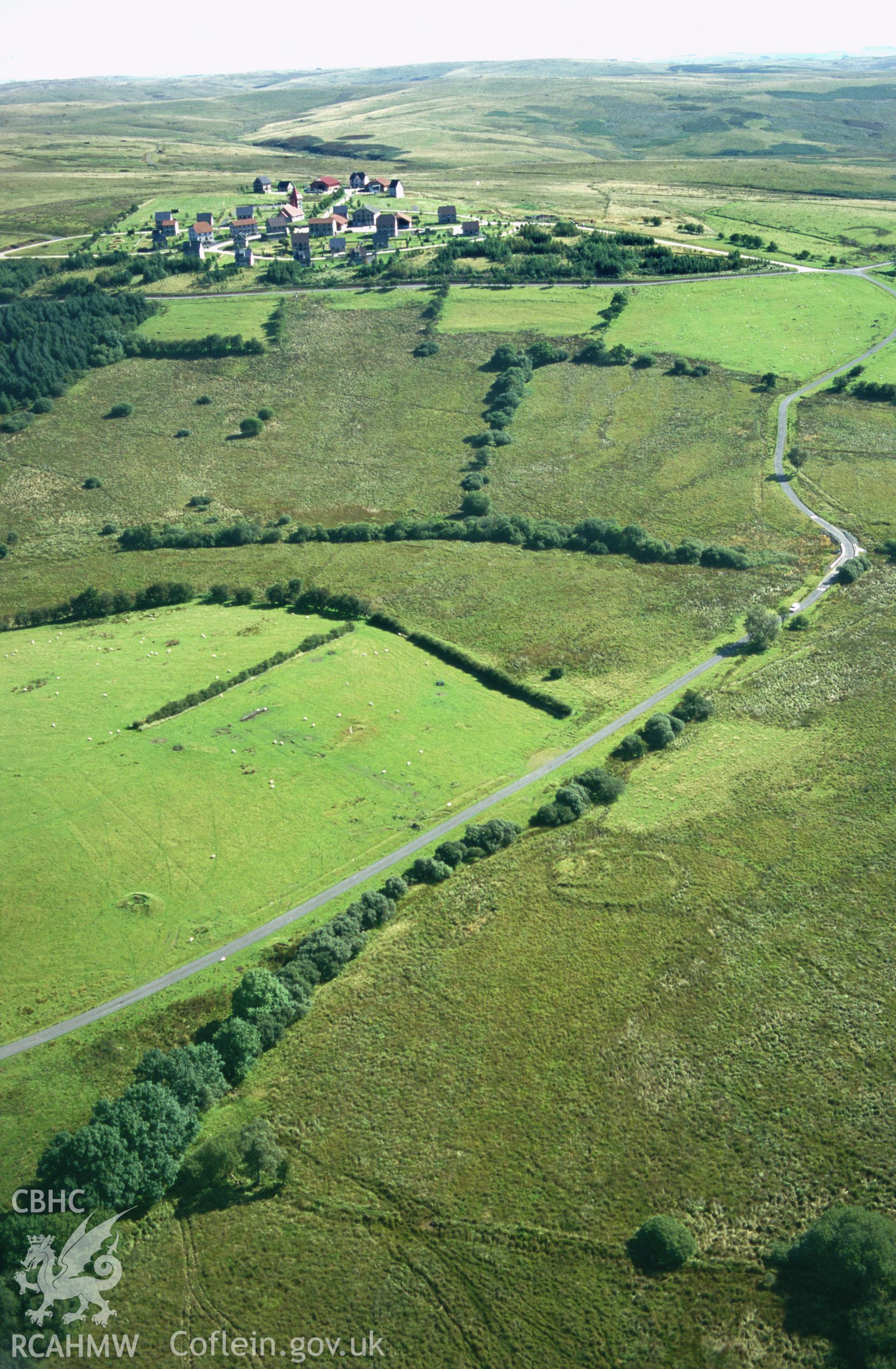 RCAHMW colour slide oblique aerial photograph of Hirllwyn Enclosure, Llandeilor Fan, Maescar, taken on 27/08/1998 by Toby Driver