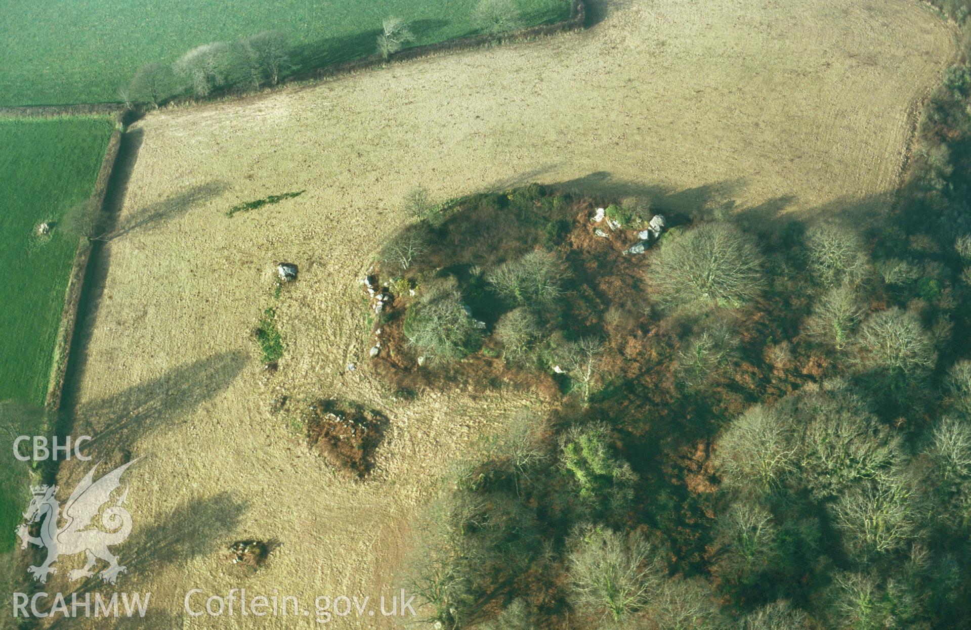 RCAHMW colour slide oblique aerial photograph of Sealyham Rocks, Enclosure, Wolfscastle, taken by T.G.Driver on the 26/01/2000