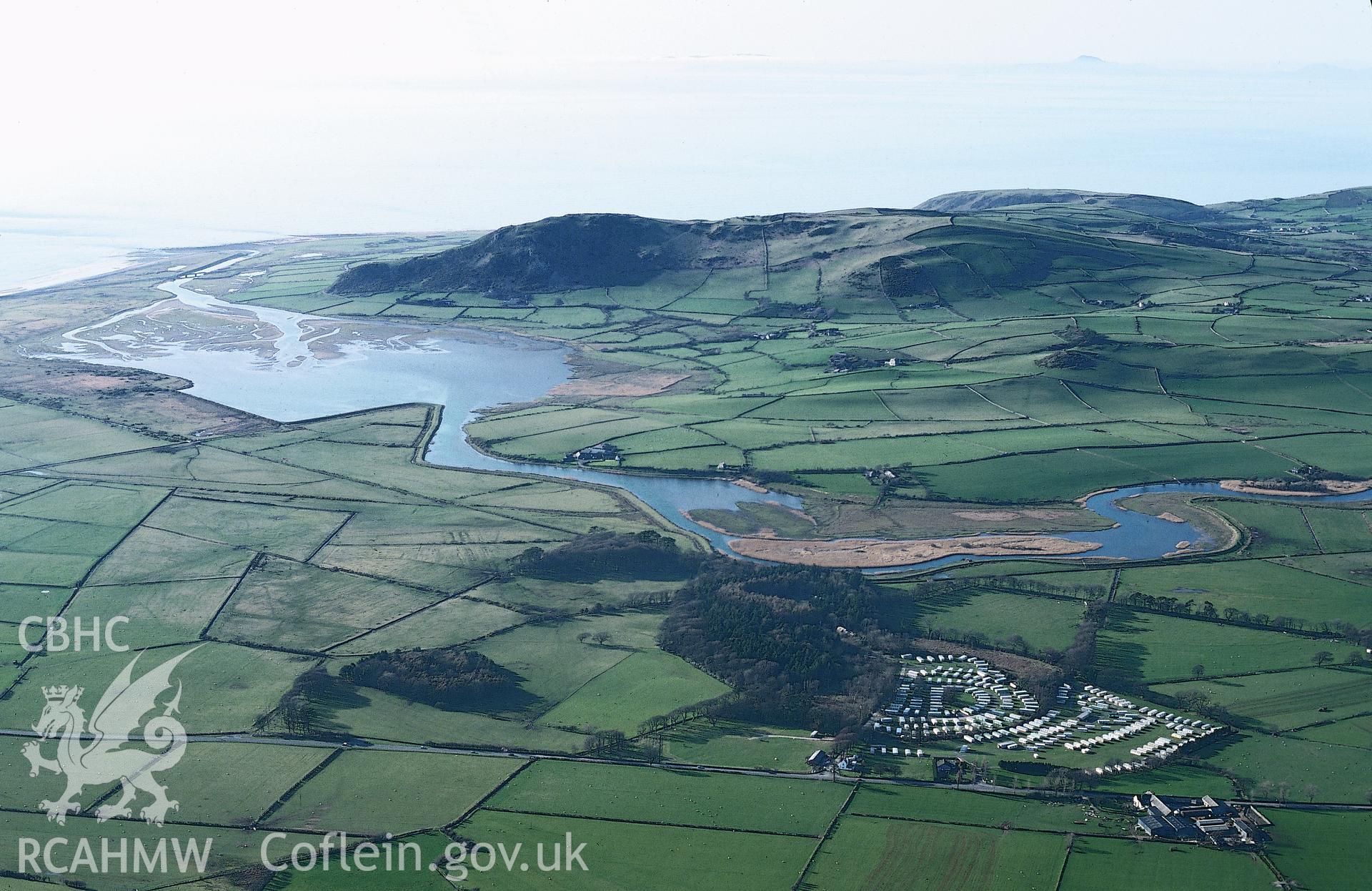 RCAHMW colour slide oblique aerial photograph of Broad Water, Tywyn, showing Croes Faen cropmarks, from the north-east, taken on 17/03/1999 by Toby Driver.