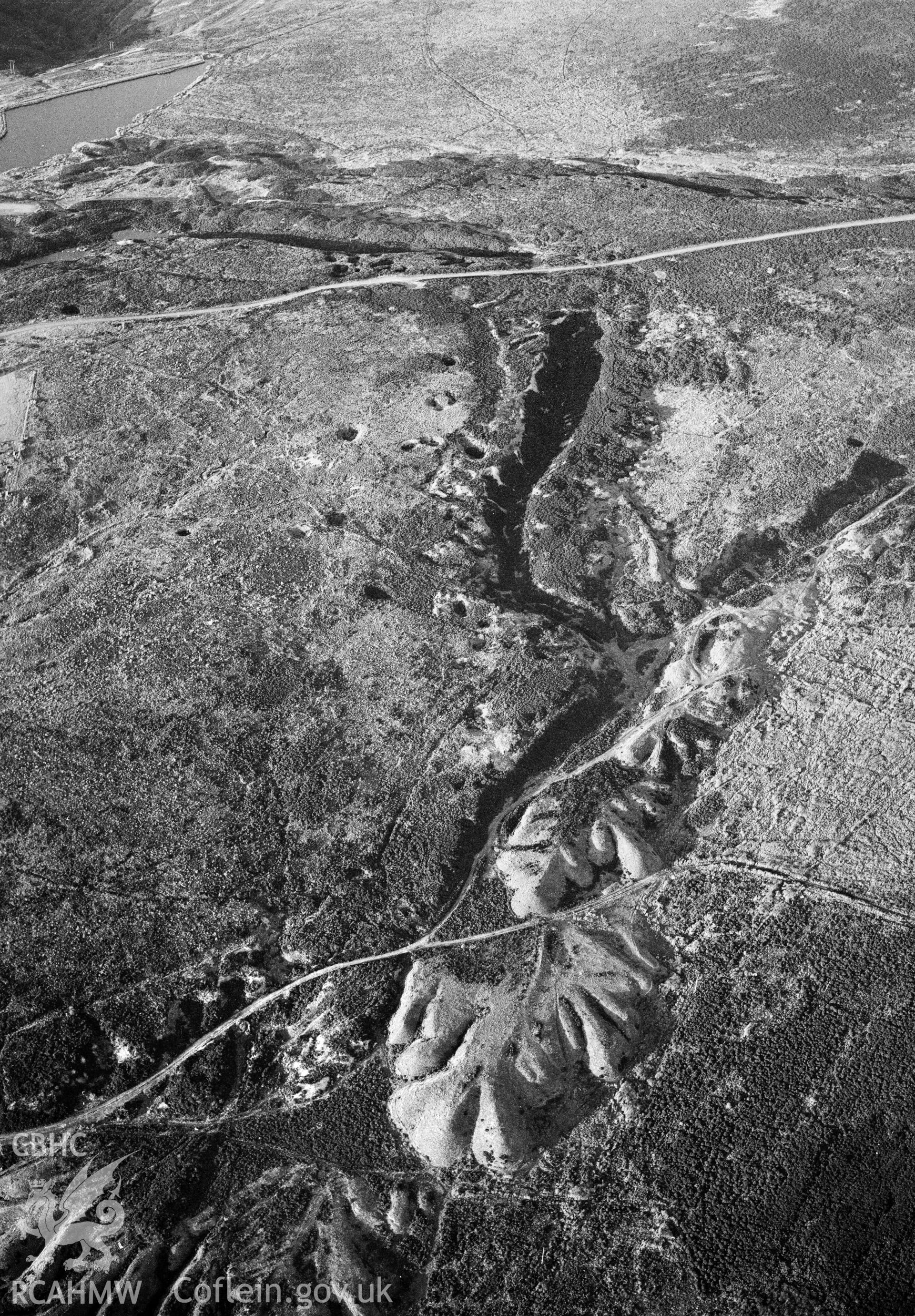 RCAHMW Black and white oblique aerial photograph of Pen-ffordd-goch Iron and Coal Workings, Blaenavon, taken on 18/10/1999 by Toby Driver