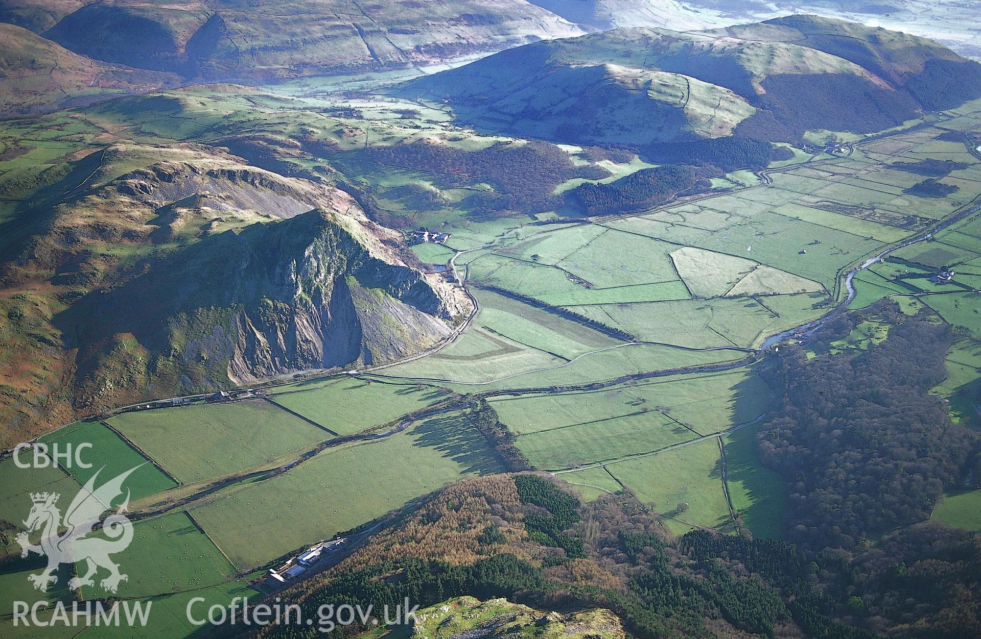 RCAHMW colour slide oblique aerial photograph of Craig-y-deryn Hillfort, Llanfihangel-y-pennant, taken on 17/03/1999 by Toby Driver