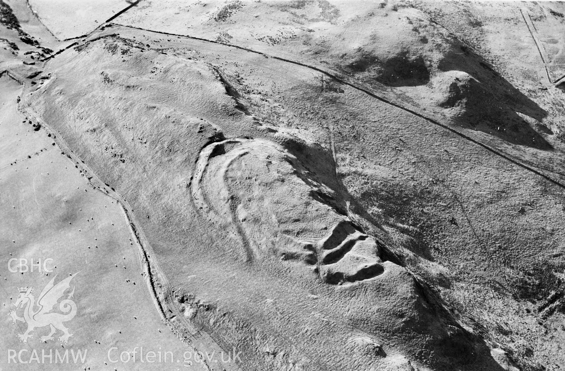 RCAHMW black and white oblique aerial photograph of Pen y Ffrwydd Llwyd, taken 1998.