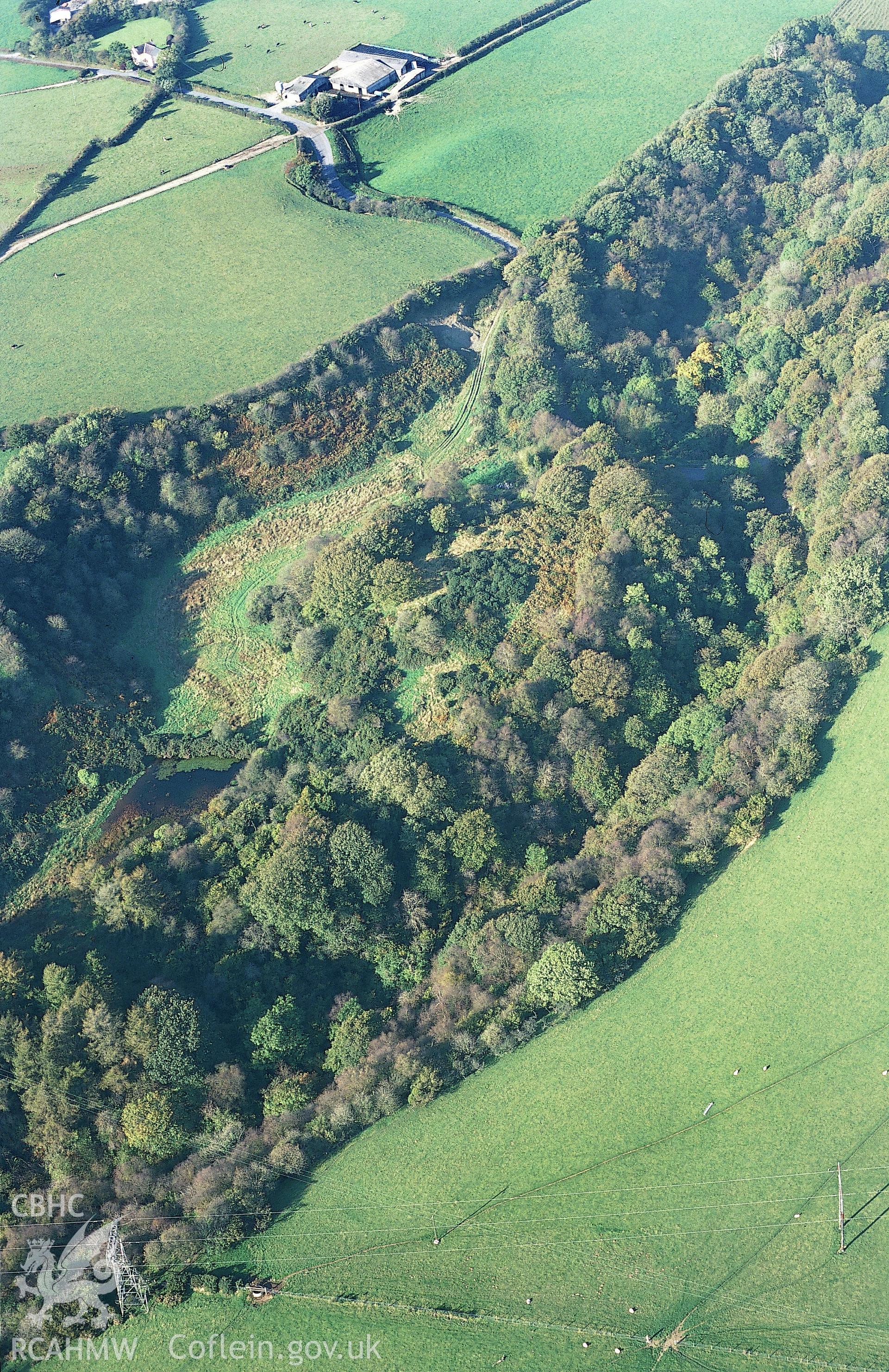 RCAHMW colour slide oblique aerial photograph of Cwm Castell, Llanarth, taken on 19/10/1999 by Toby Driver