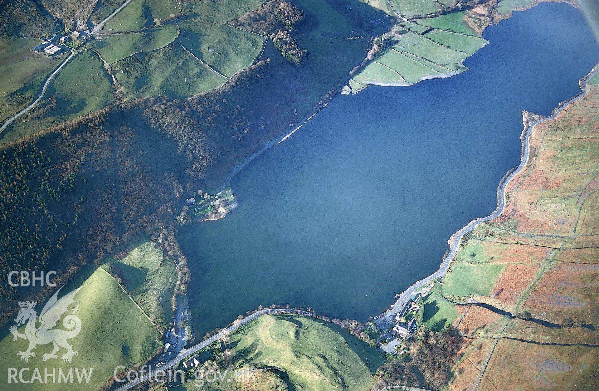 RCAHMW colour slide oblique aerial photograph of Tal-y-llyn Lake, Llanfihangel-y-pennant, taken on 17/03/1999 by Toby Driver