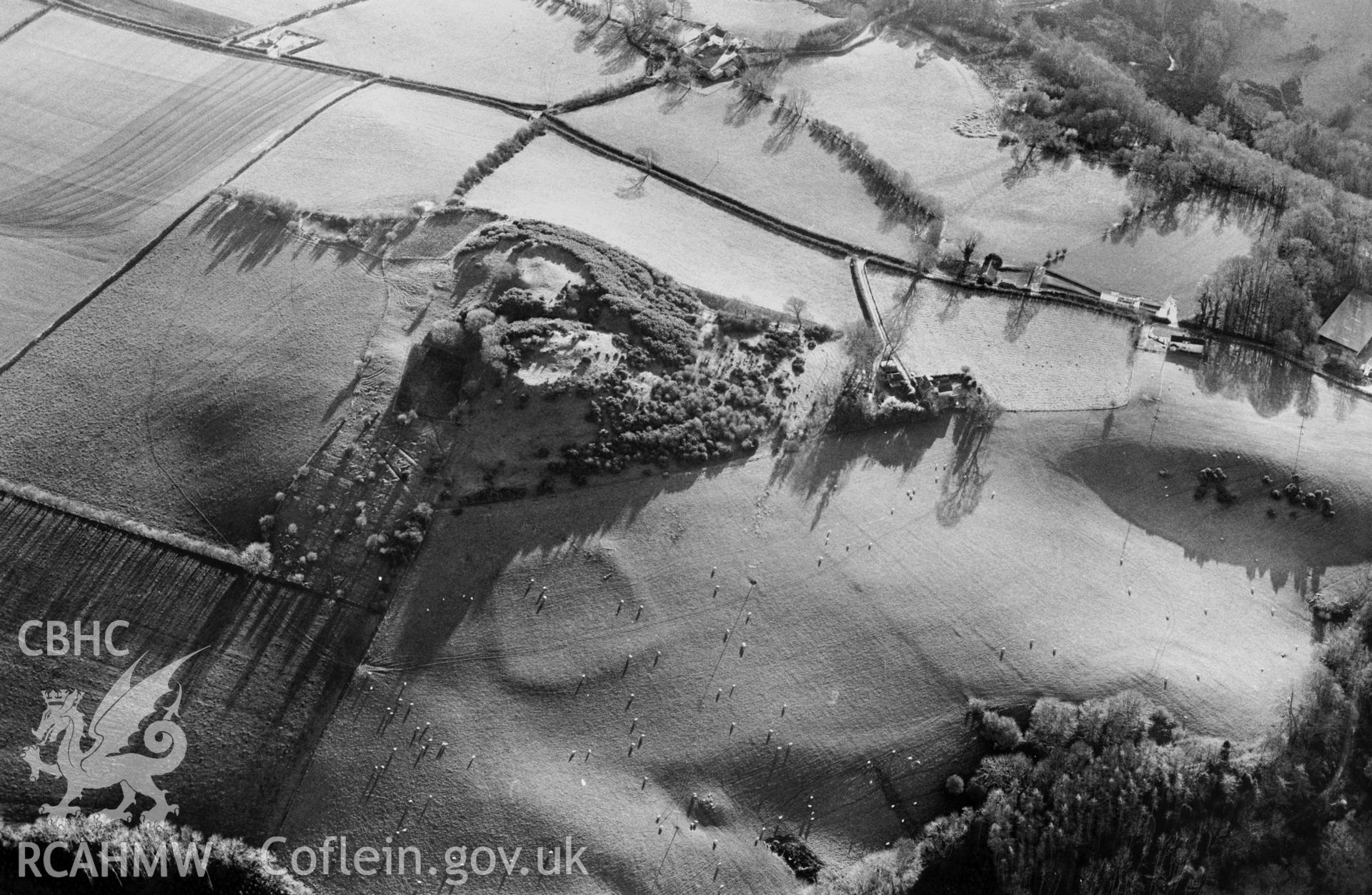 RCAHMW black and white oblique aerial photograph of defended enclosure north of Pen y Castell.