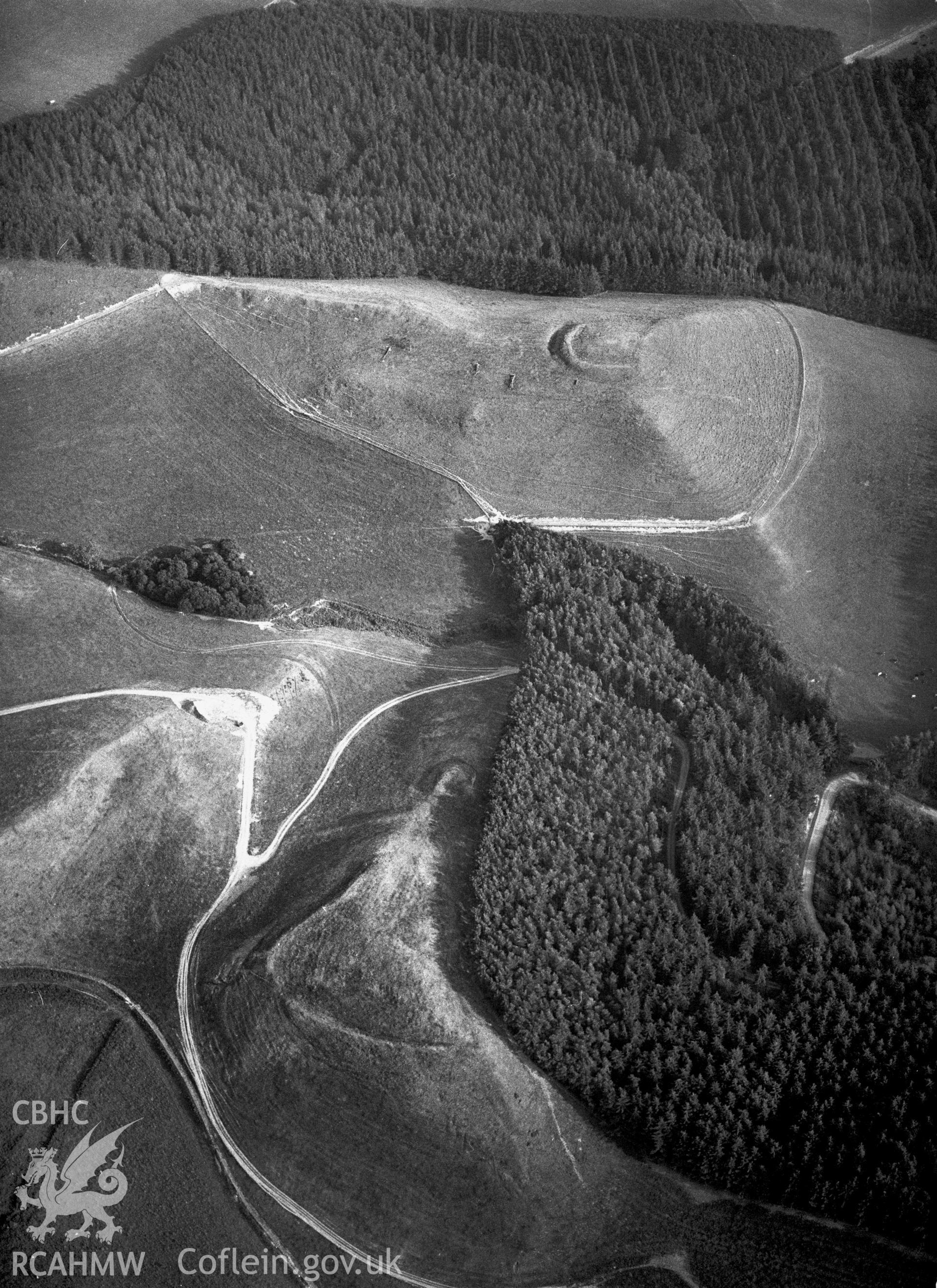 RCAHMW black and white oblique aerial photograph of Cnwch y Bugail and Castell Disgwylfa, Trawscoed, taken 1995.