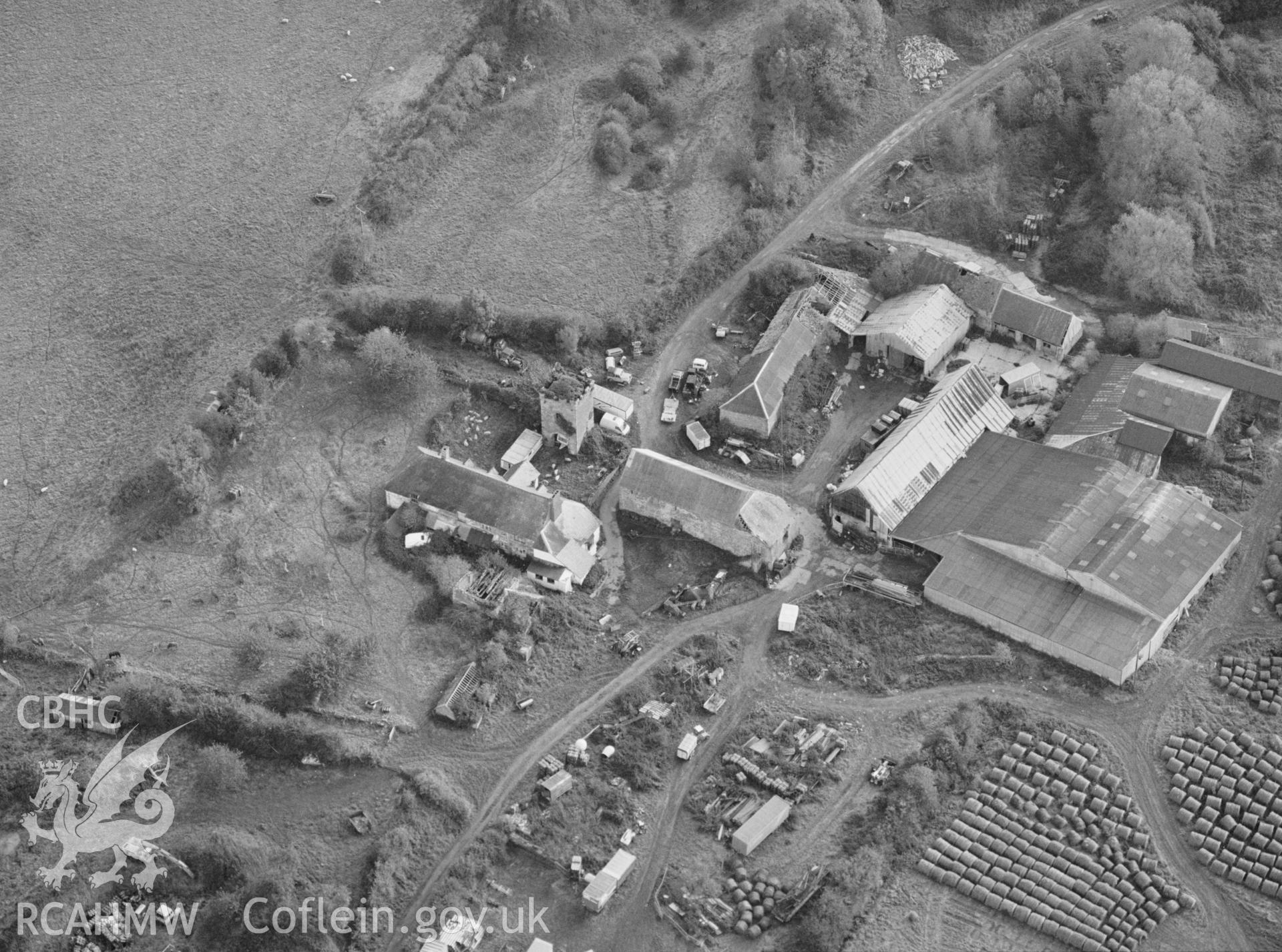 RCAHMW Black and white oblique aerial photograph of Porthamel Farmhouse, Talgarth, taken on 17/10/1992 by CR Musson